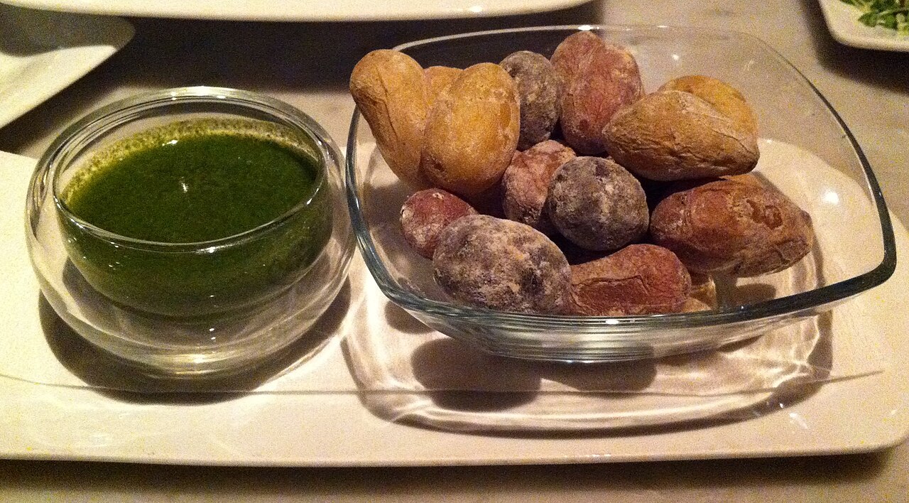 papas arrugadas w solnym nalocie