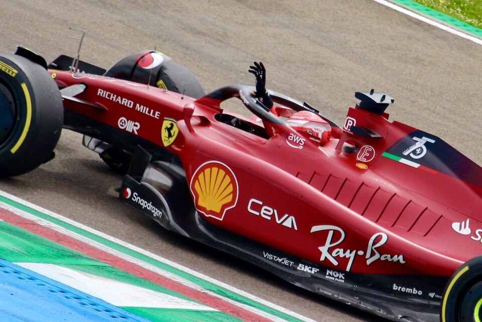 Ferrari F1-75 Charlesa Leclerca podczas Grand Prix Emilii-Romanii 2022