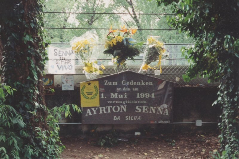 Pomnik Ayrtona Senny na torze Imola
