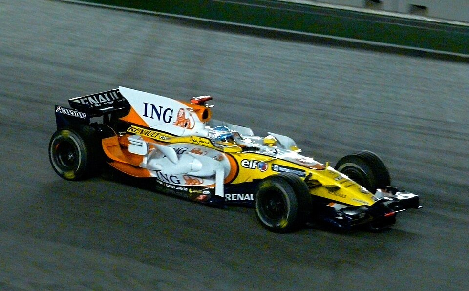 Fernando Alonso świętuje zwycięstwo w Grand Prix Singapuru 2008