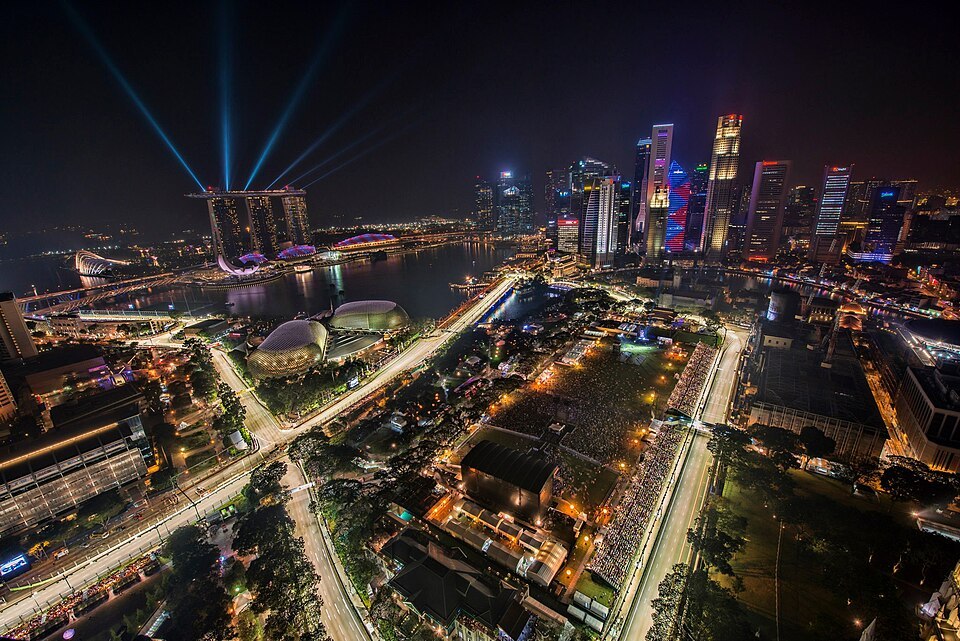 Panorama Singapuru podczas nocnego wyścigu F1, 2012