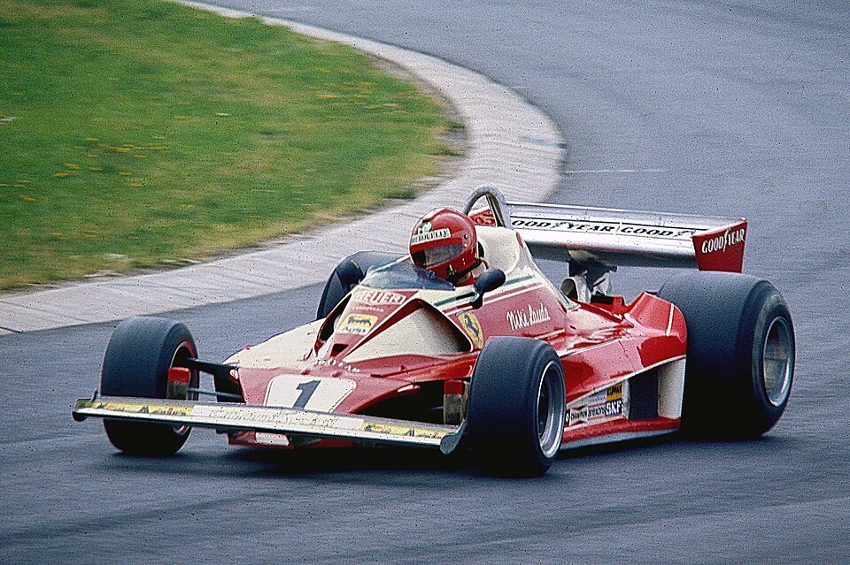 Niki Lauda w Ferrari 312T2 podczas treningu do GP Niemiec 1976 na Nürburgringu