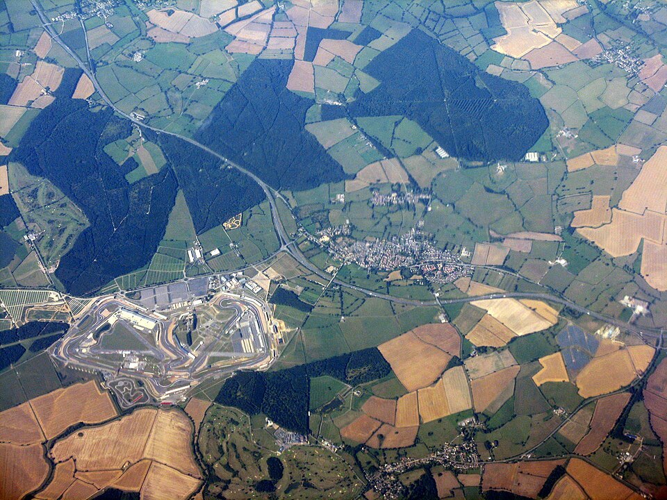 Silverstone Circuit i wieś Silverstone z lotu ptaka