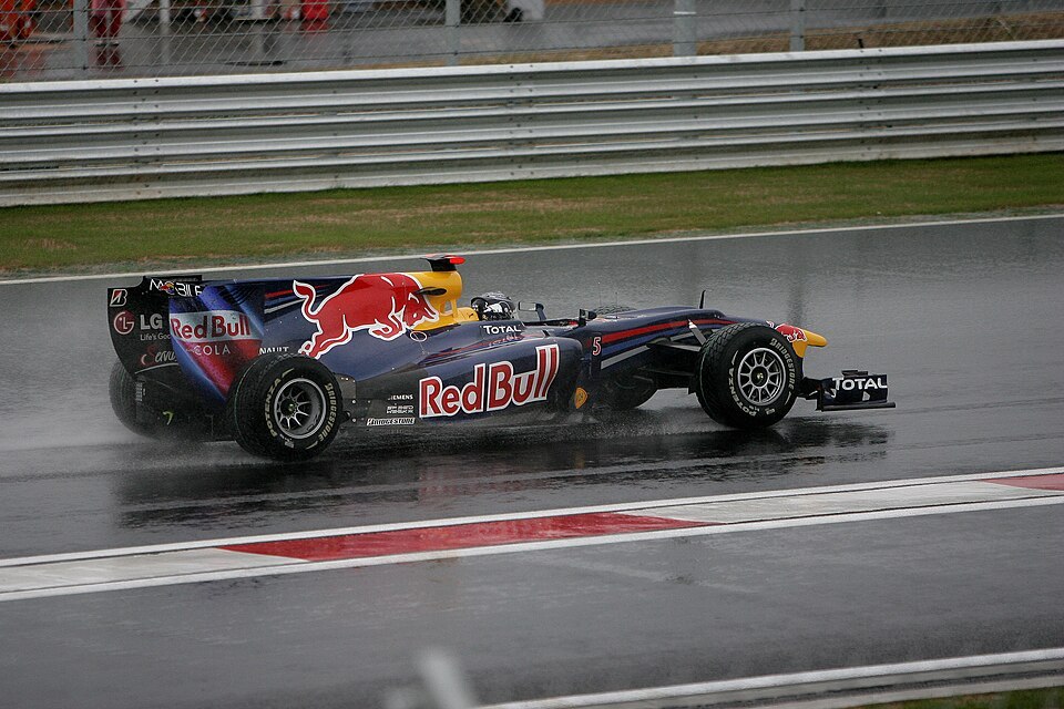 Sebastian Vettel w Red Bull RB6 podczas sezonu 2010