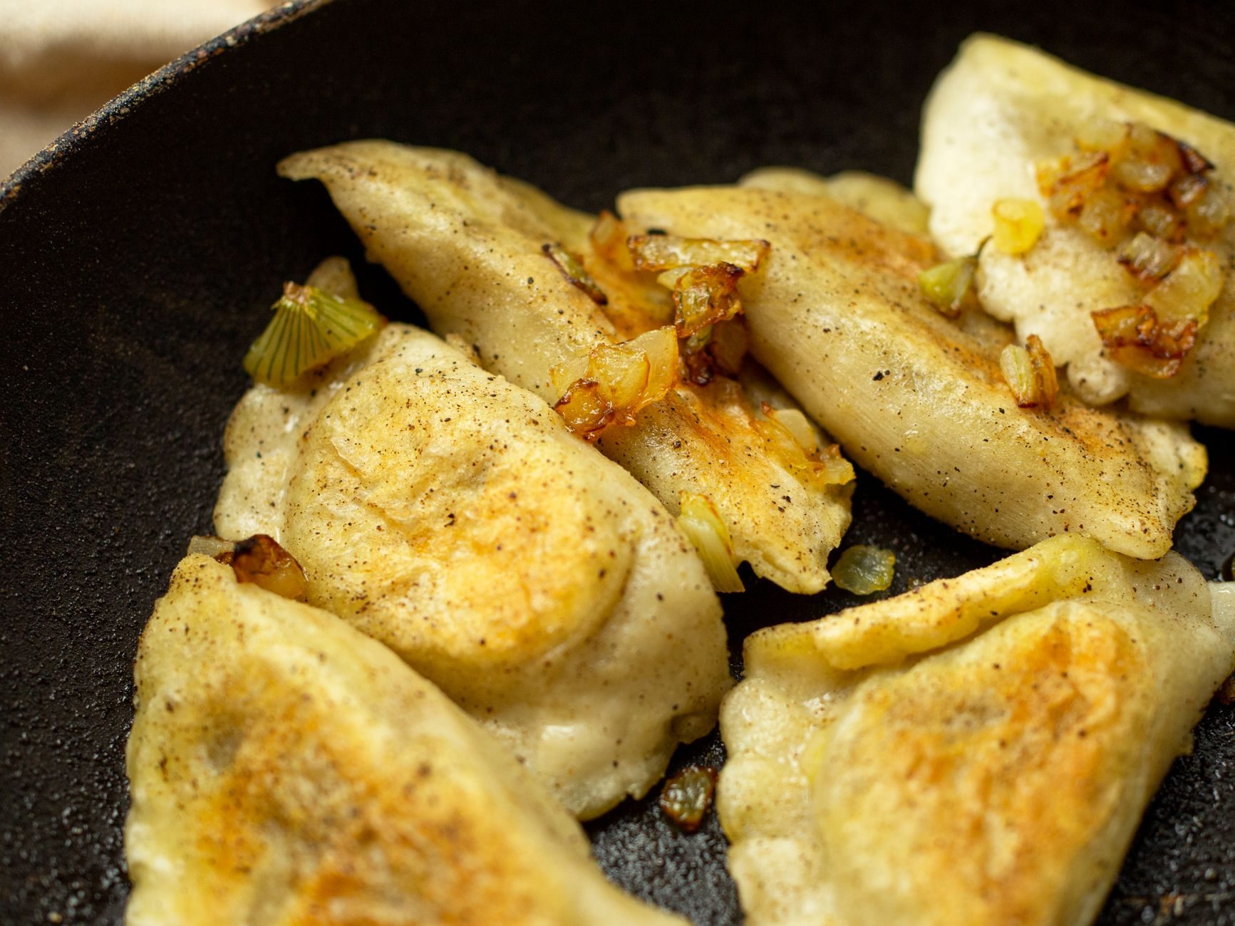 Pierogi smażone na targu — danie kuchni regionu Lubelszczyzna