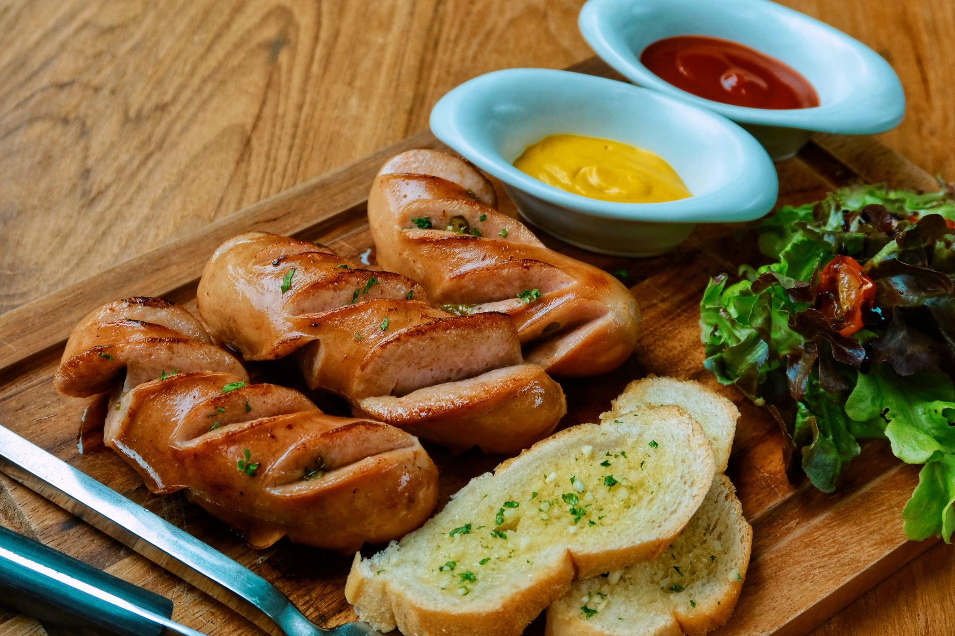 Kiełbasa lisiecka z grilla — danie kuchni regionu Małopolska i Kraków