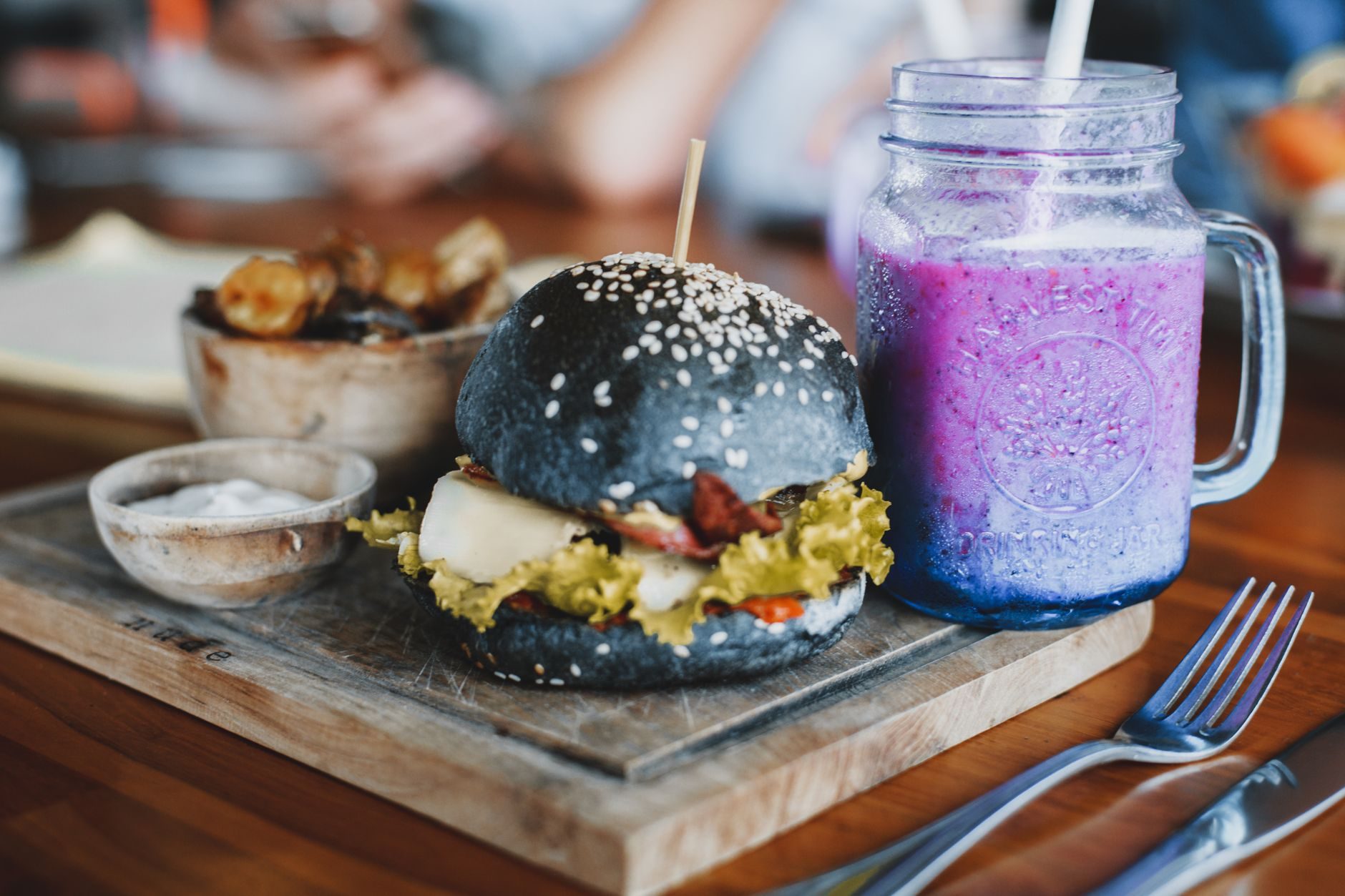 Burger z dziczyzną — danie kuchni regionu Podkarpacie i Bieszczady