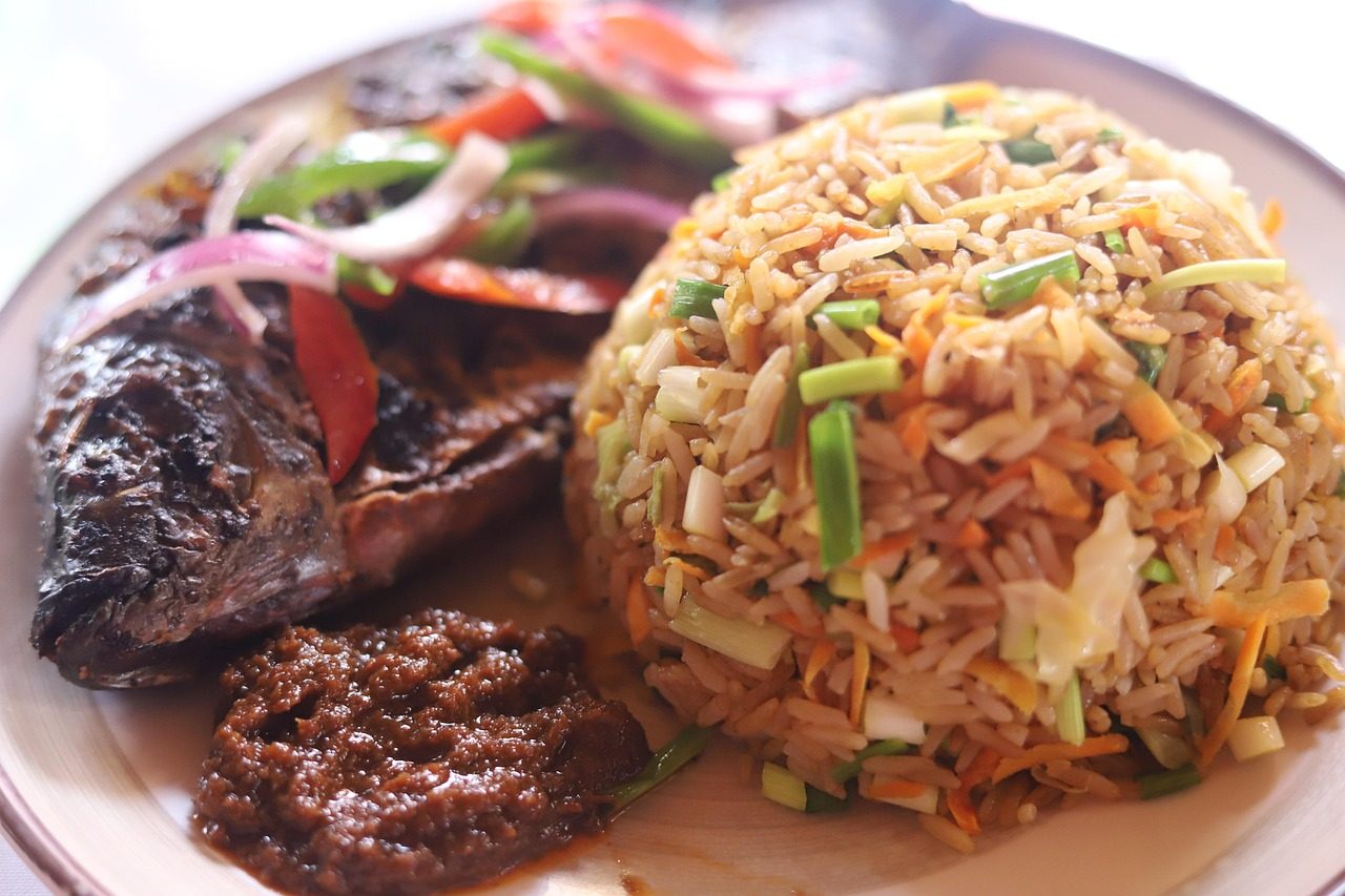Jollof rice z grillowanym kurczakiem