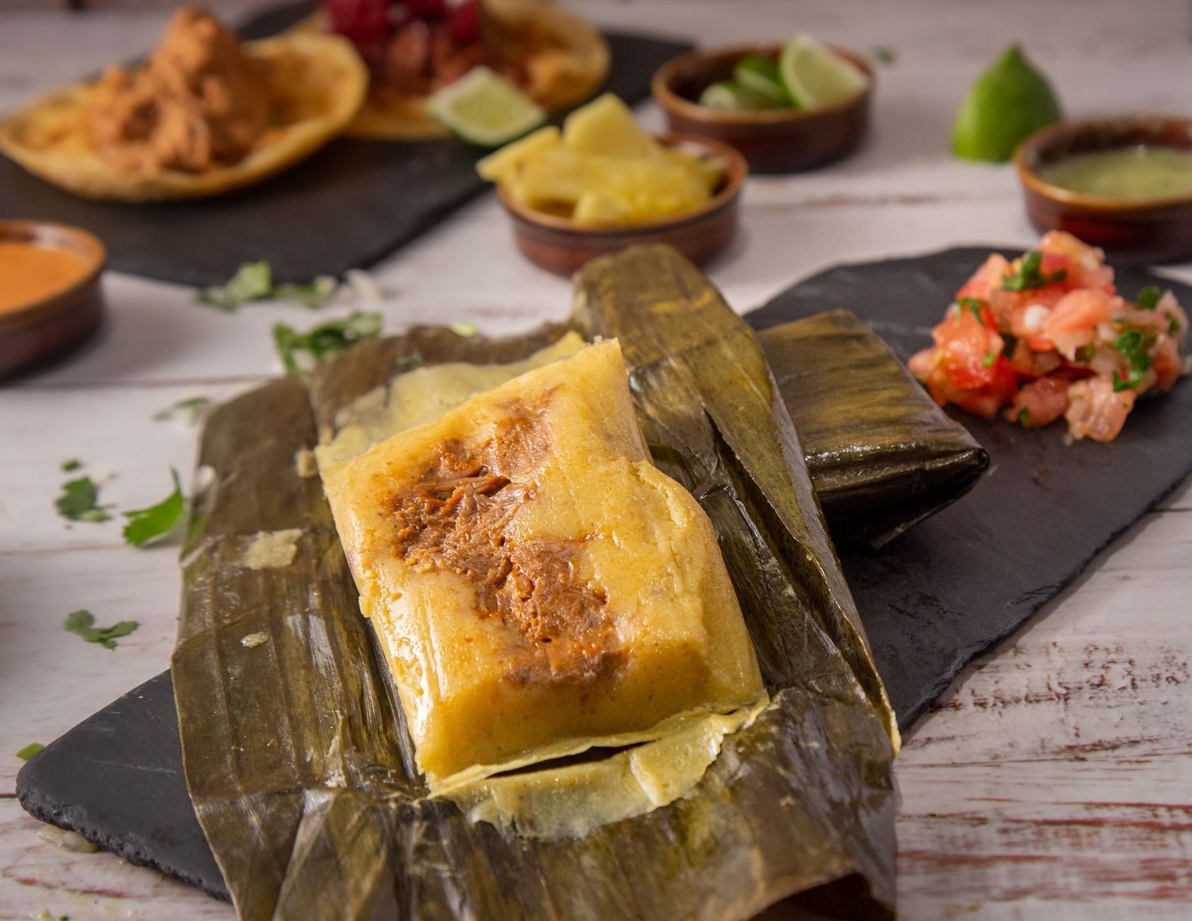 Tamales w liściach bananowca otwarte na talerzu