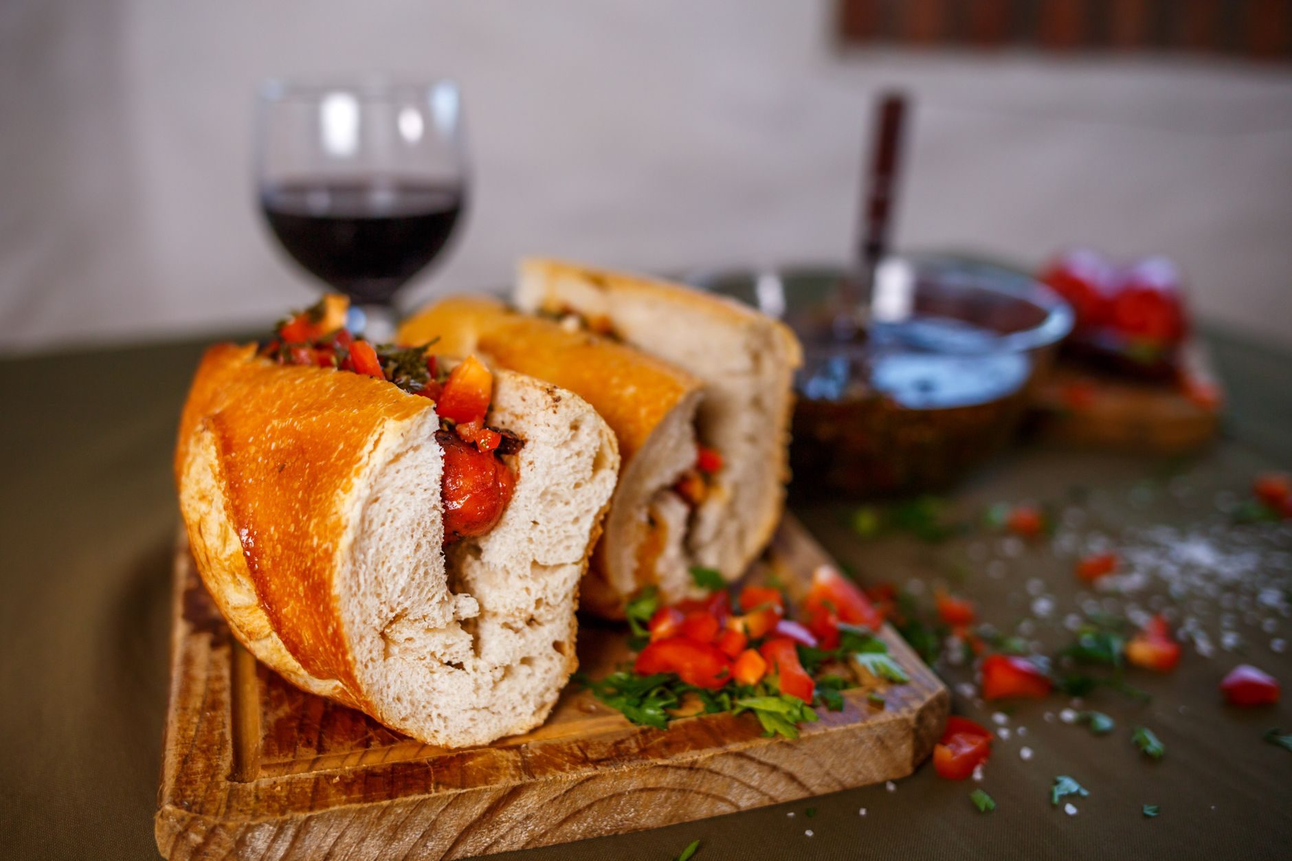 Choripán z chimichurri na chrupiącym chlebie