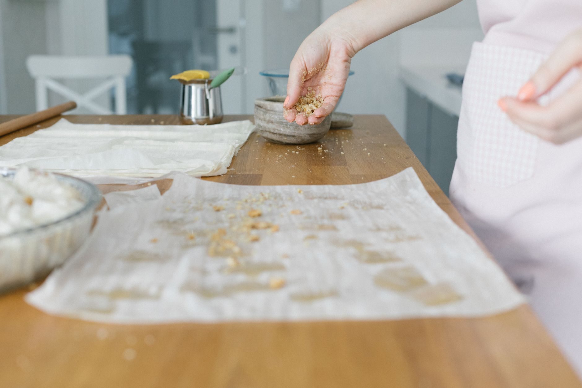 taca baklawy w rombach z warstwami filo i zielonymi pistacjami