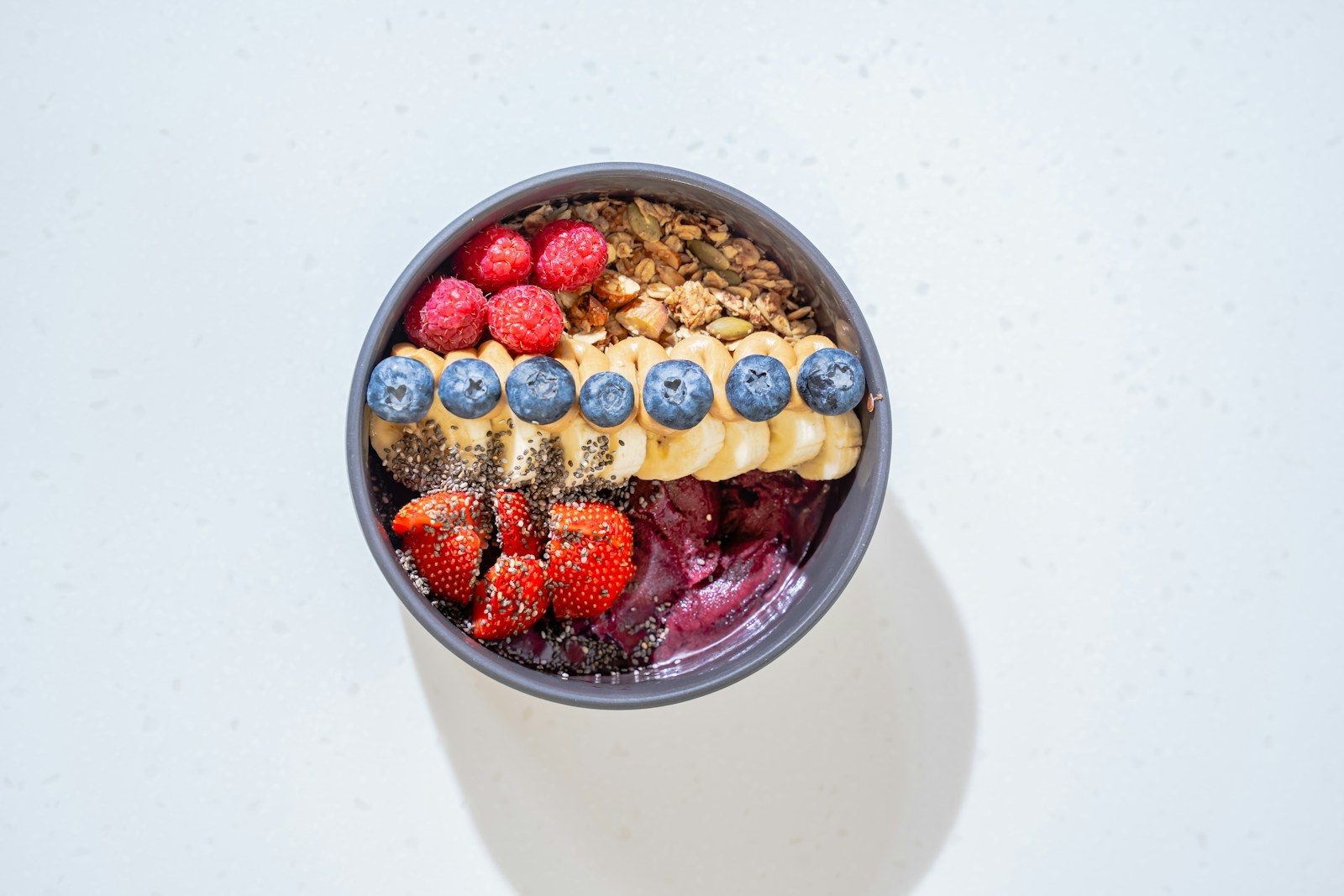 Miska açaí z granolą, bananem i miodem