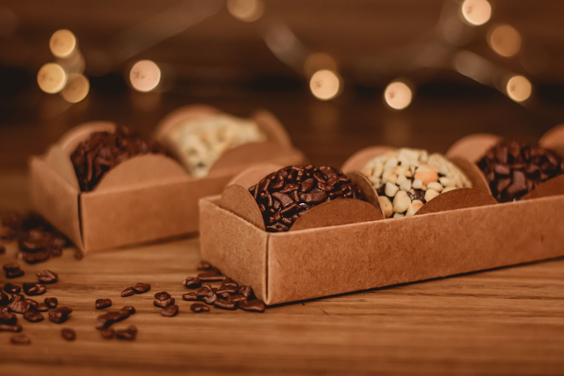 Brigadeiros w papilotach na tacy