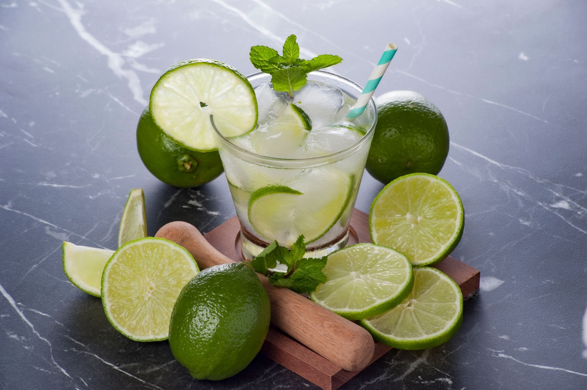 Caipirinha z limonką i lodem w szklance