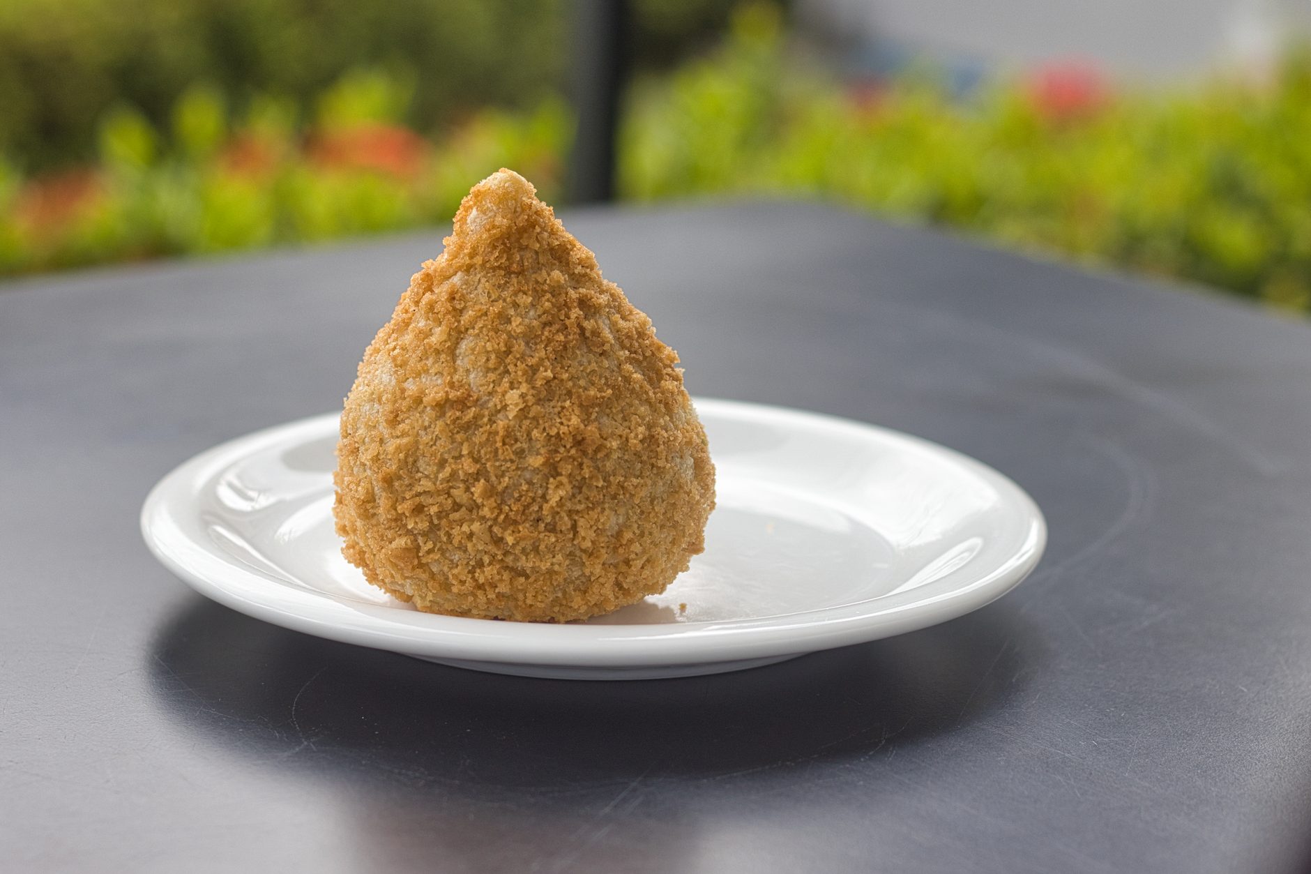 Coxinhas w kształcie łezki na talerzu