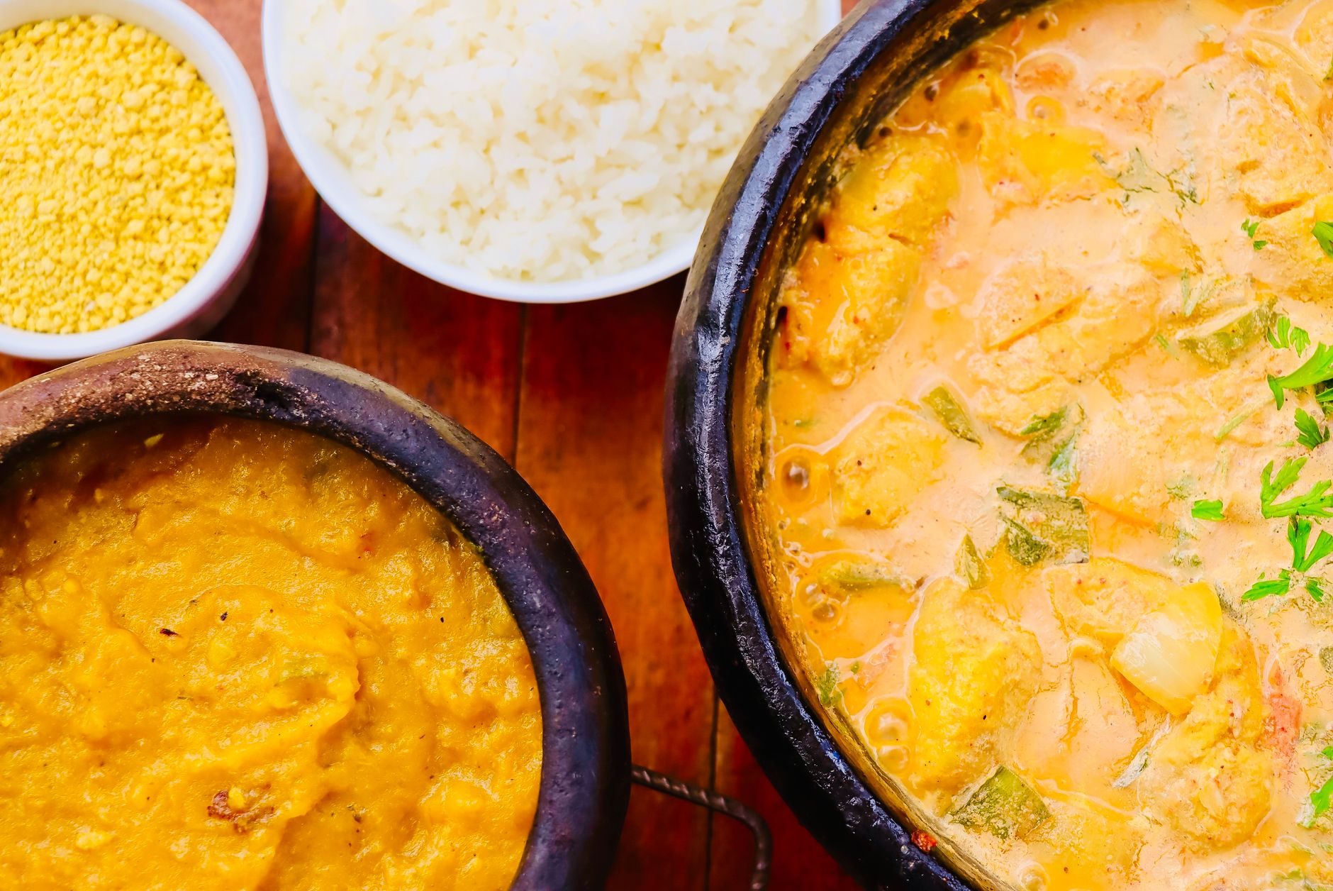 Moqueca w glinianym garnku z rybą i krewetkami