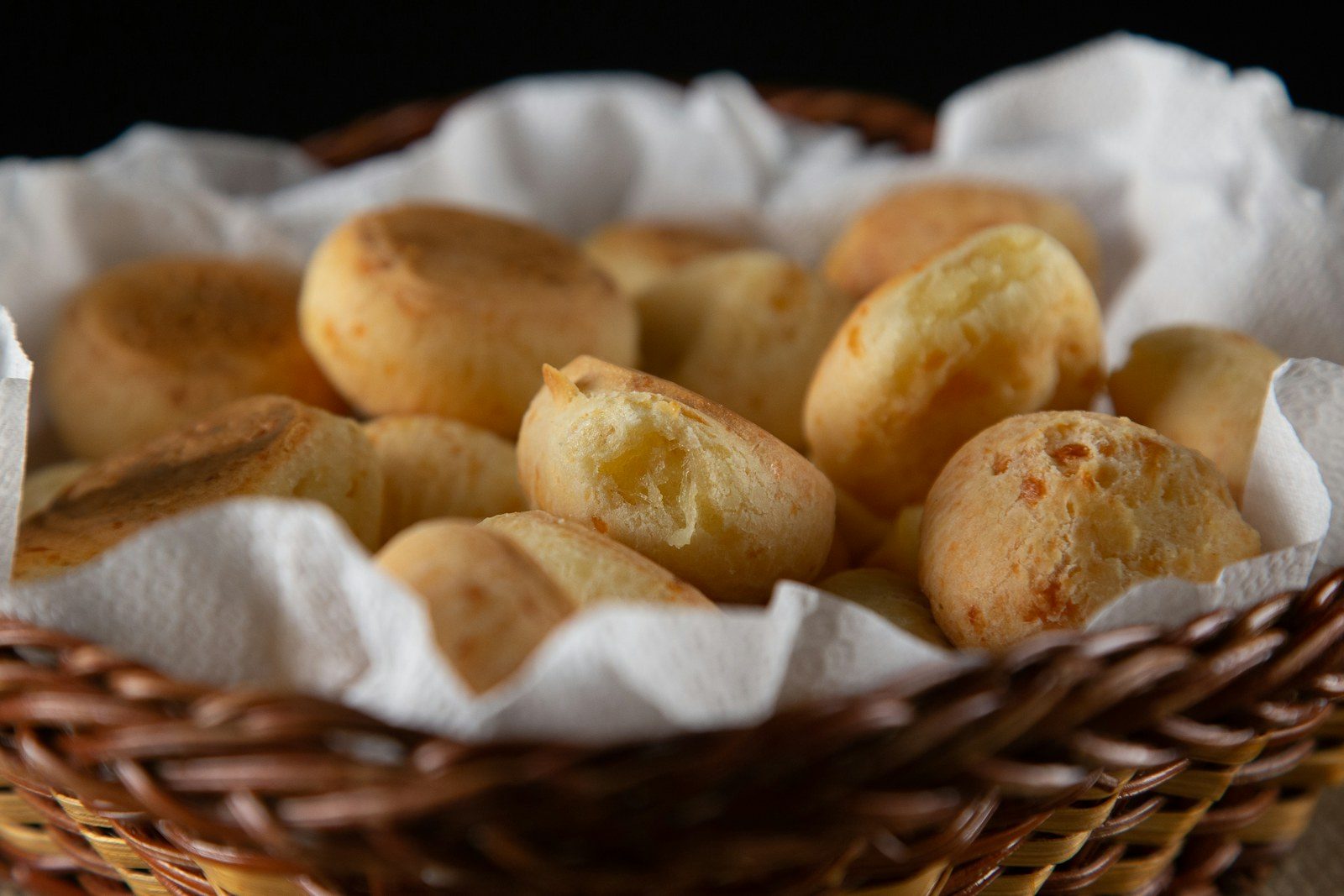Złociste pão de queijo na tacy