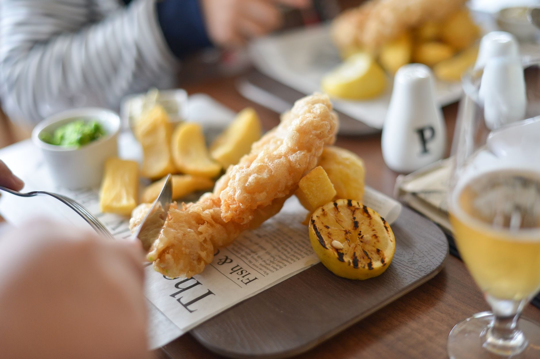 ryba w złotym cieście z grubymi frytkami i zielonym purée z groszku