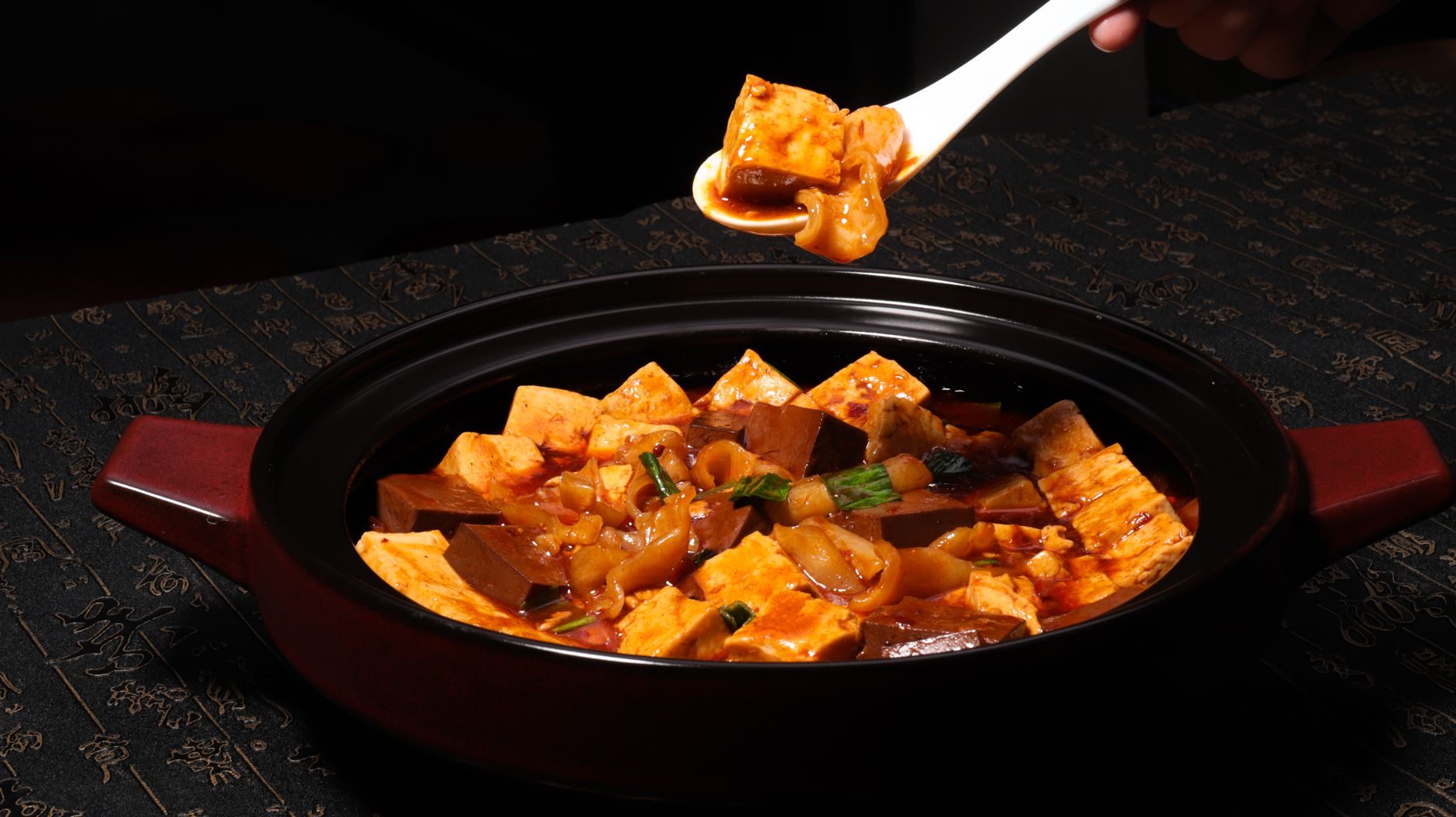 miska mapo tofu w czerwonym oleju z dymką i ryżem obok