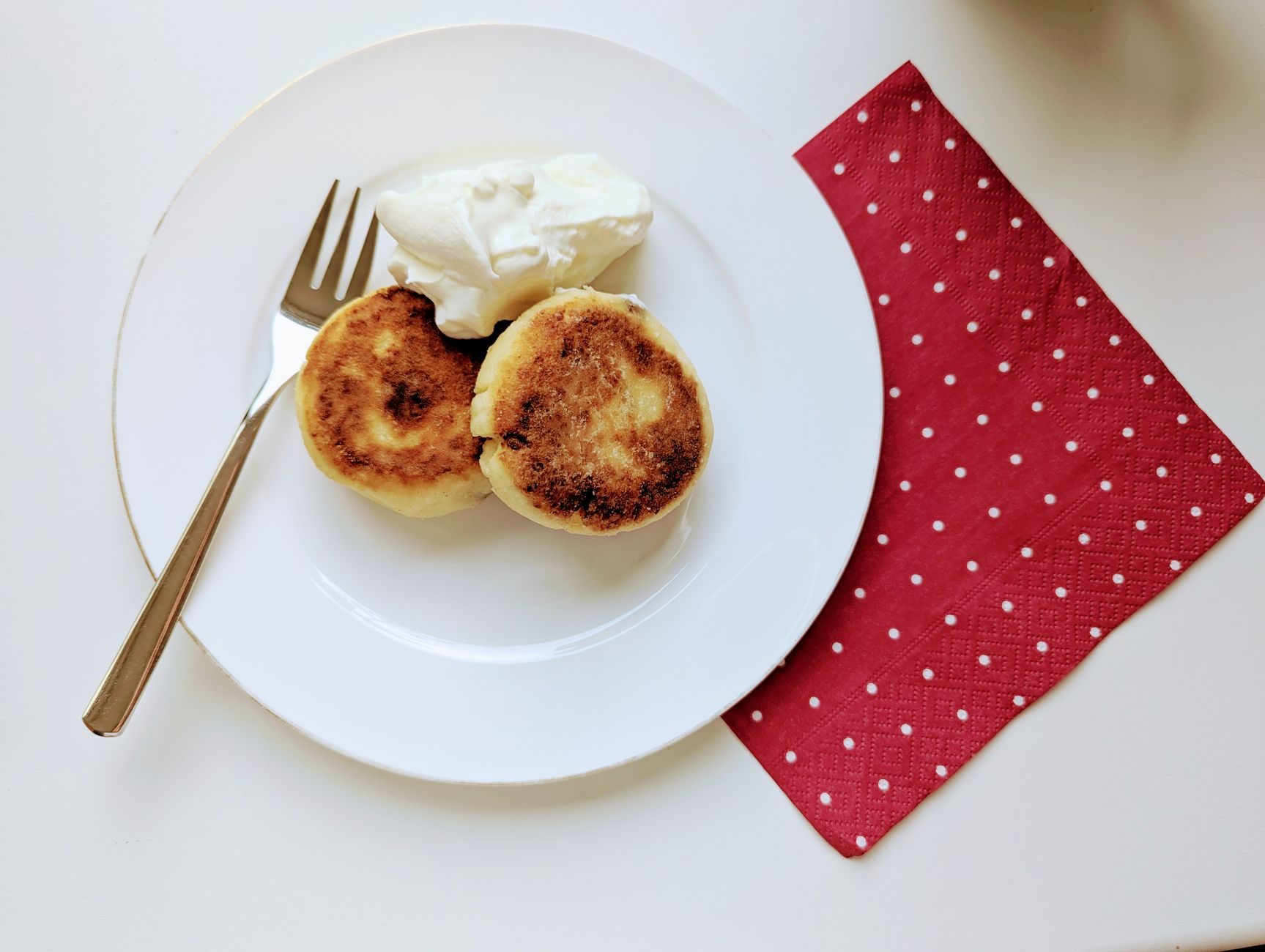 panierowany ser przecięty z ciągnącym się środkiem, obok frytki i tatar