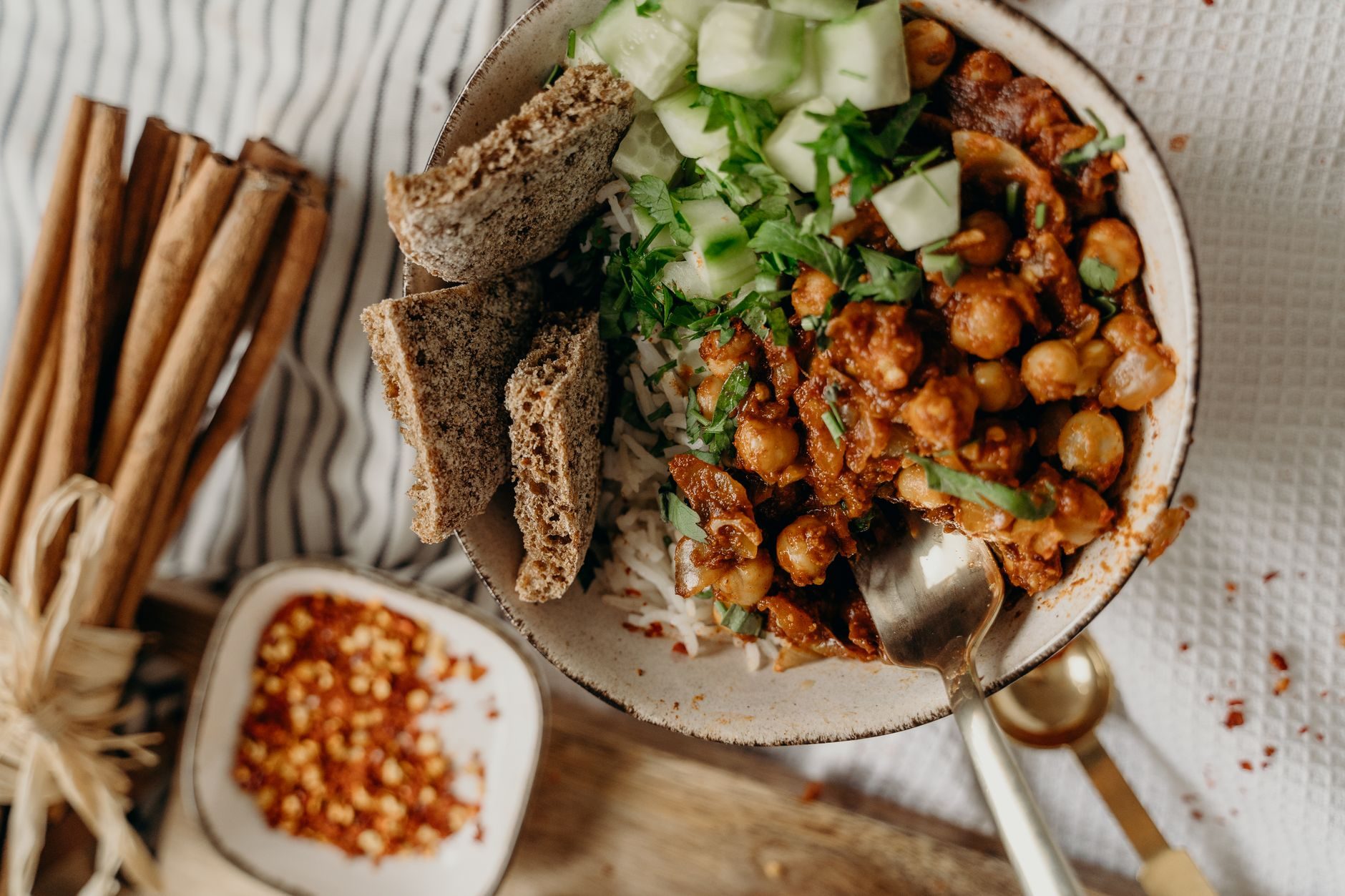 Miska koshari z sos em i cebulą