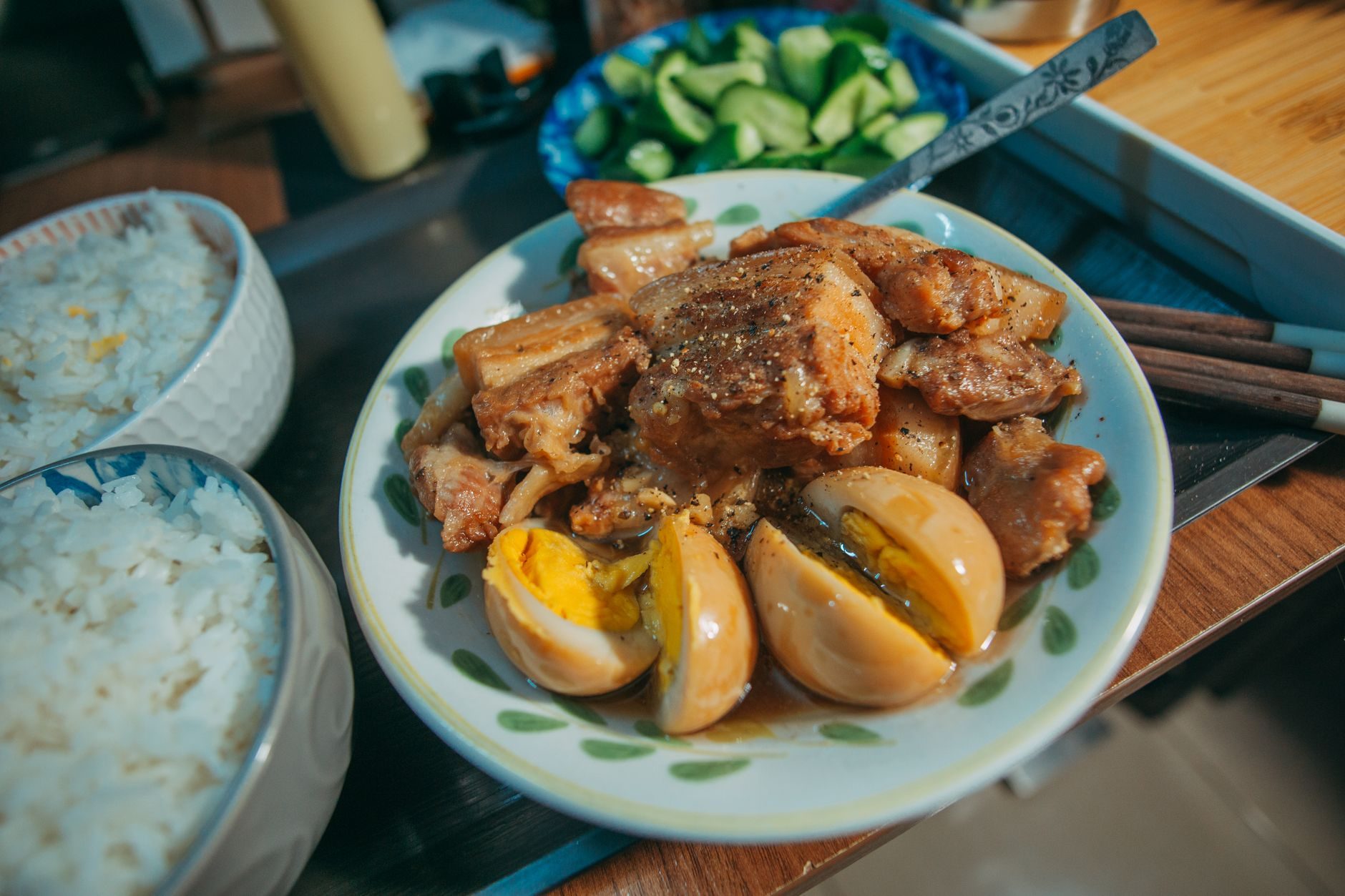 kawałki kurczaka adobo w ciemnej lśniącej glazurze z liściem laurowym i czosnkiem