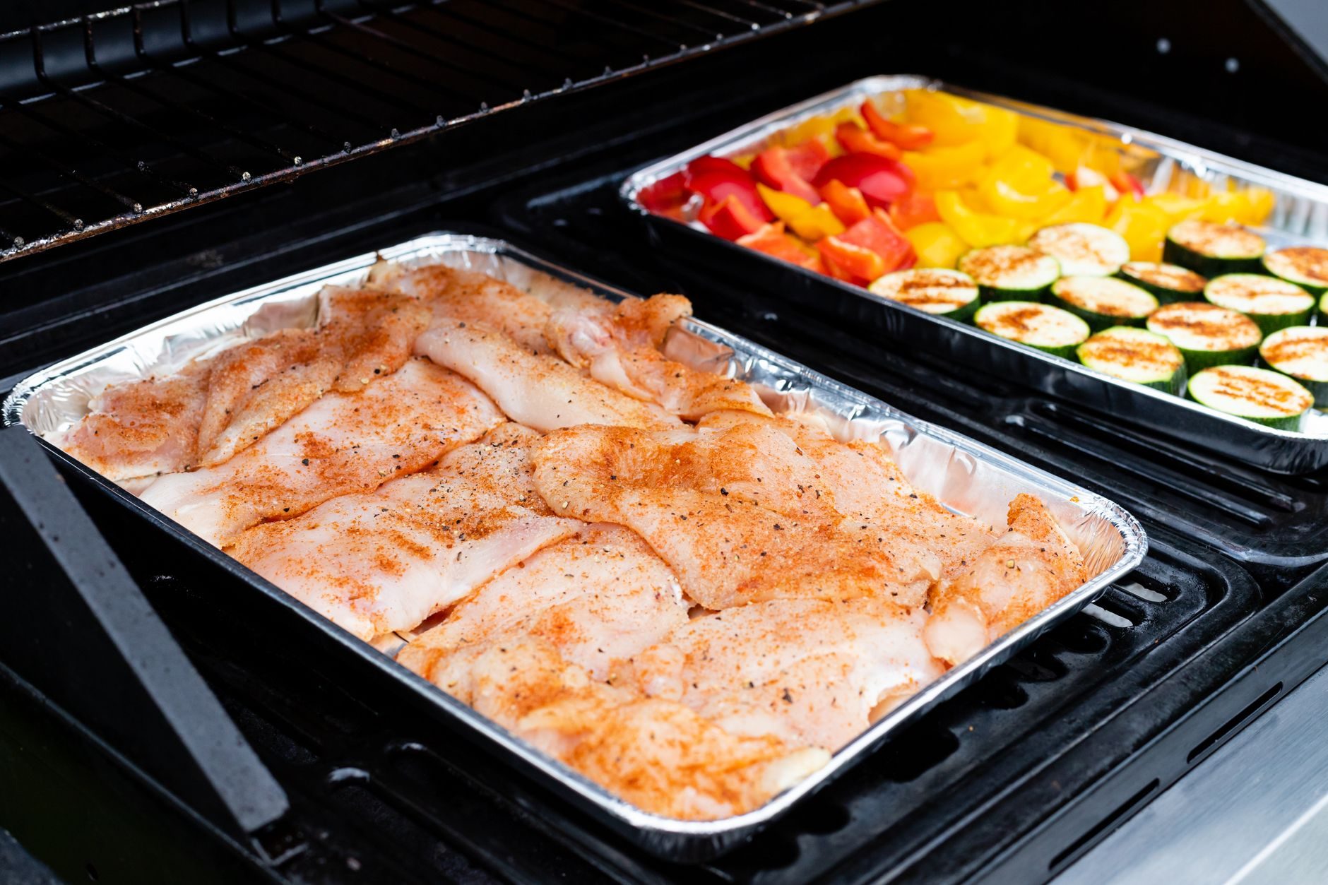 pomarańczowe udka chicken inasal na grillu węglowym smarowane masłem annato