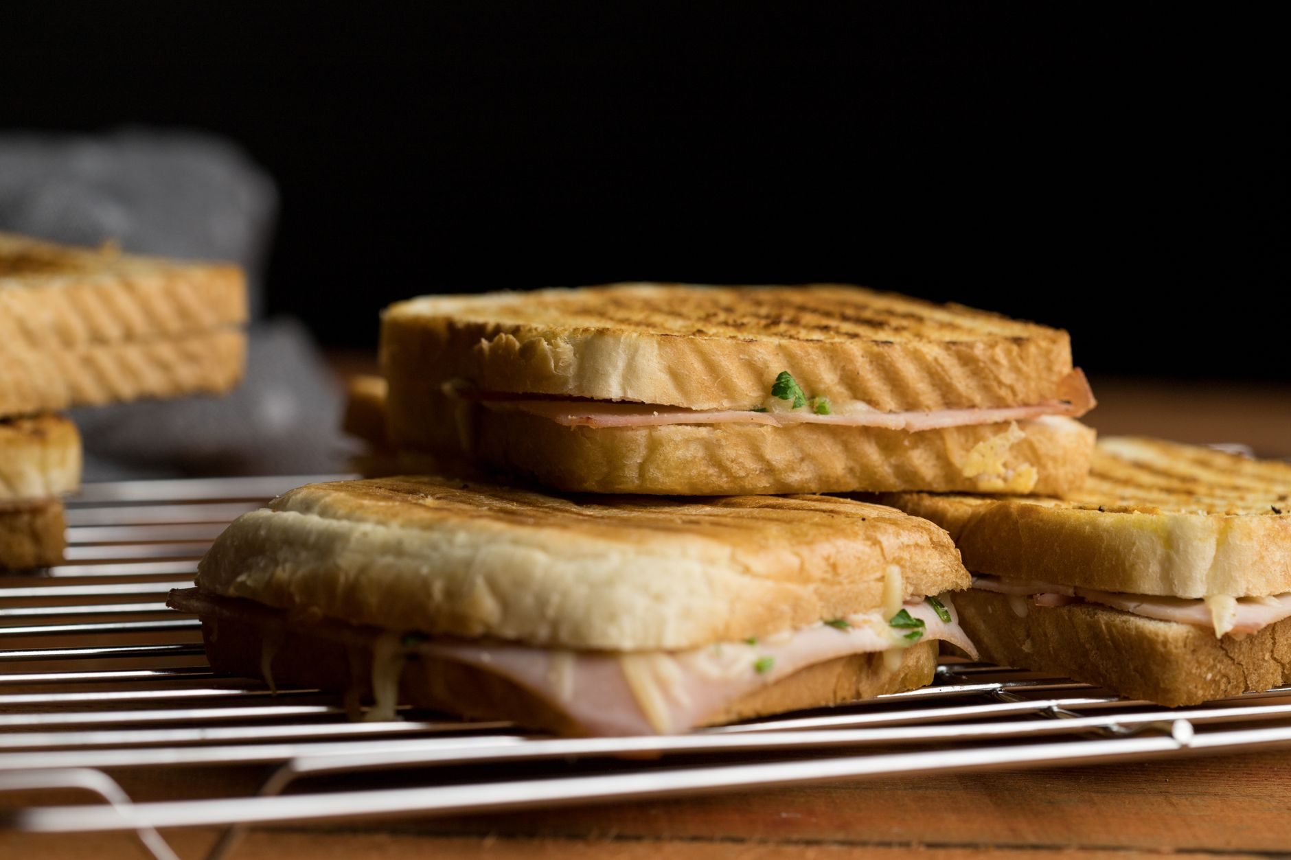 Prasowany cubano sandwich przecięty na pół