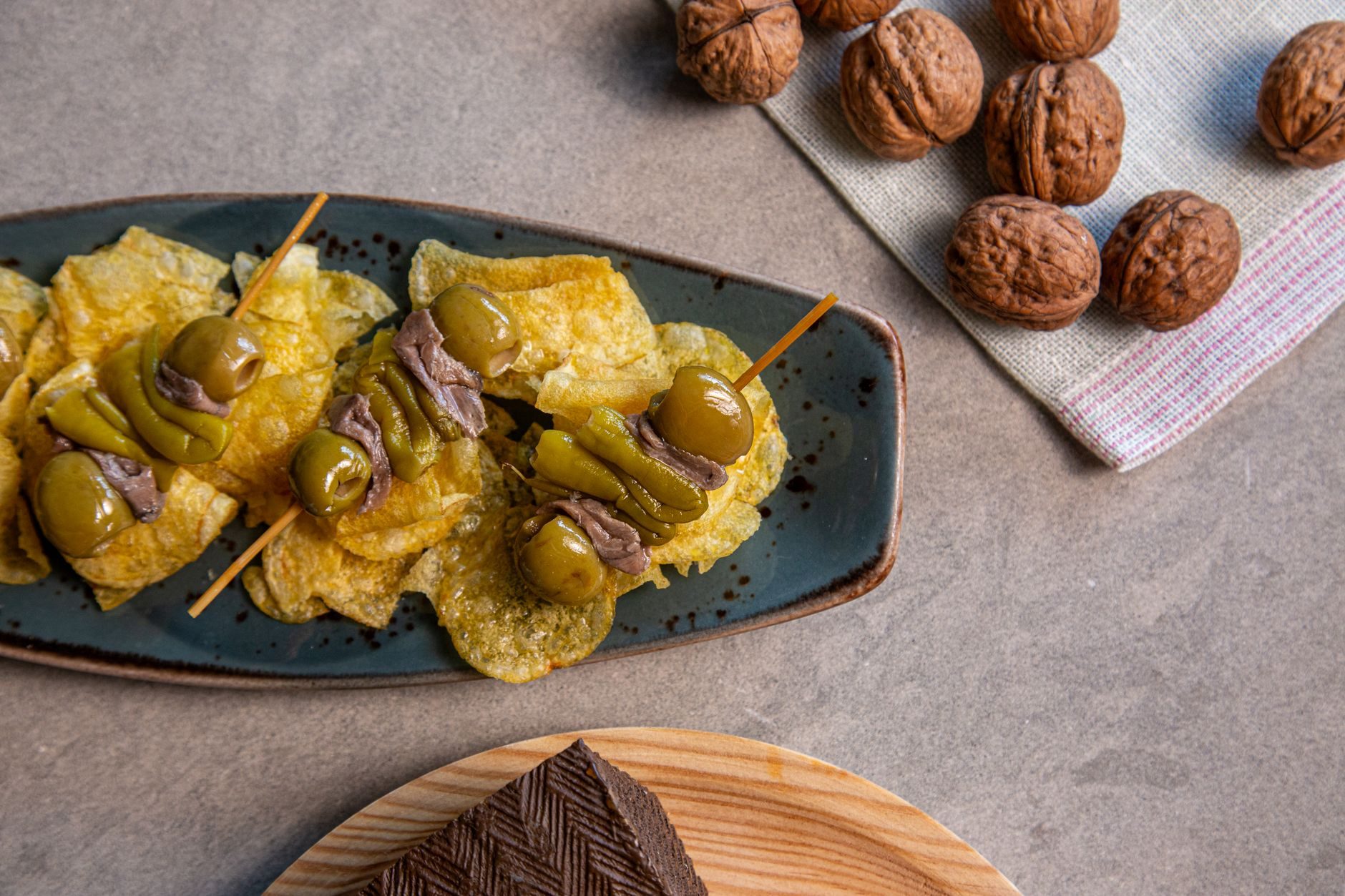 lada baru zastawiona rzędami kolorowych pintxos na kromkach