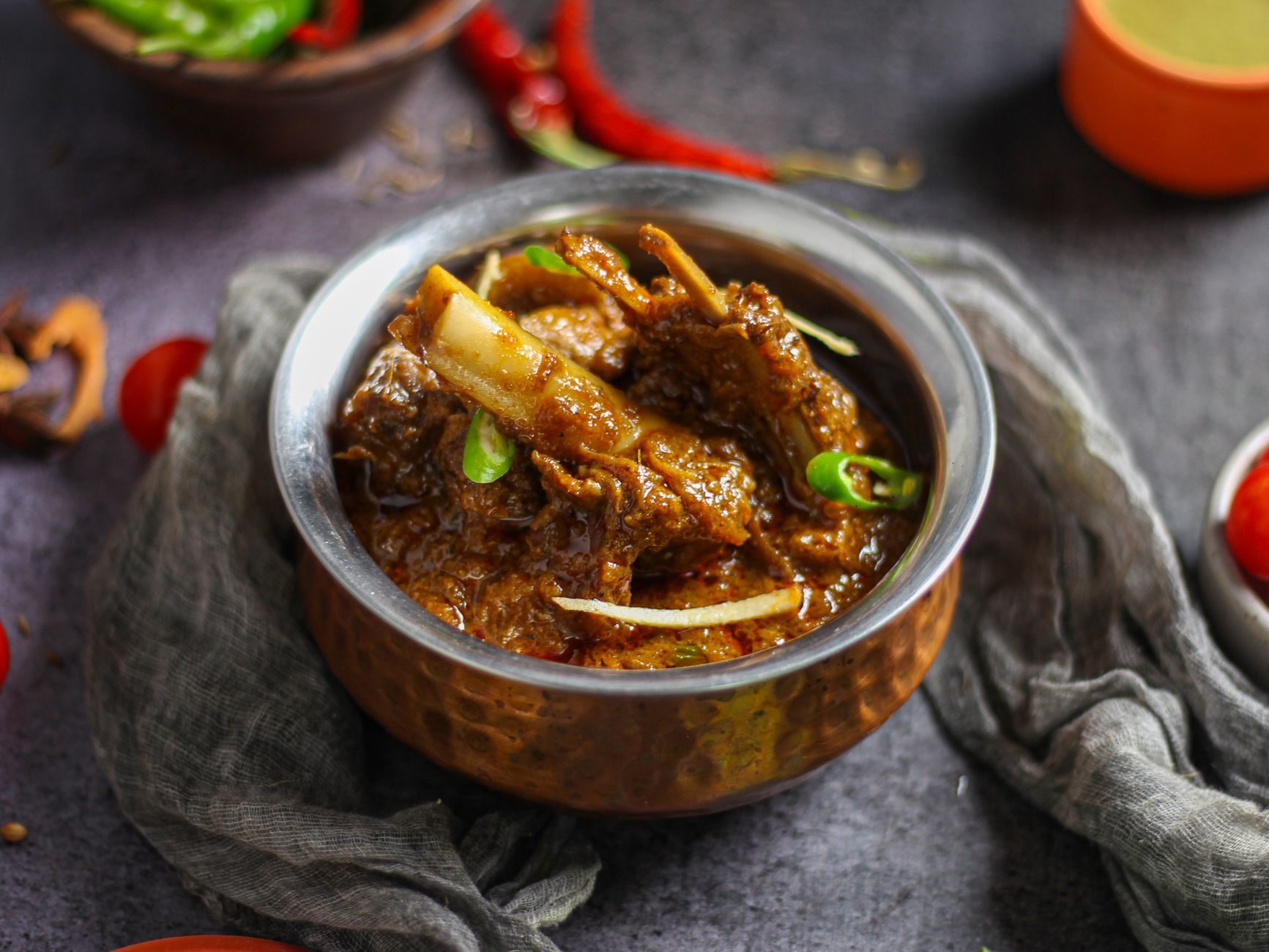 ceglaste curry rogan josh z kawałkami jagnięciny i ryżem