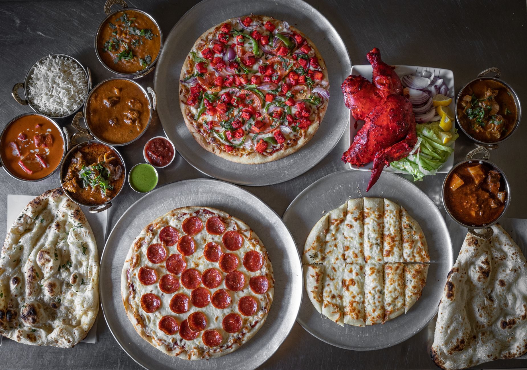 czerwone udka tandoori z cytryną i naan z czosnkiem