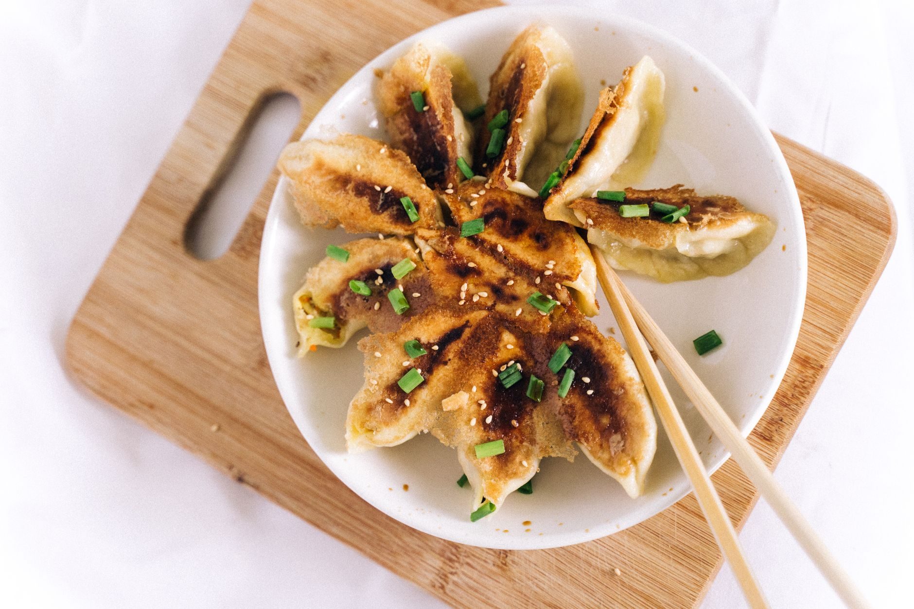 gyoza ułożone wachlarzem przypieczoną stroną do góry