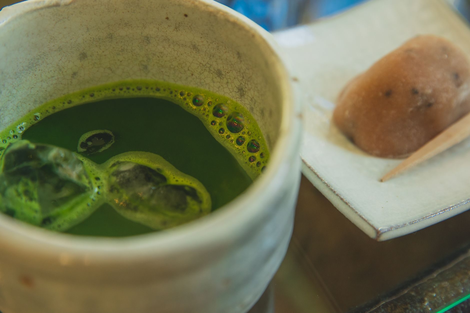 zielone lody matcha i mochi na czarnej tacce