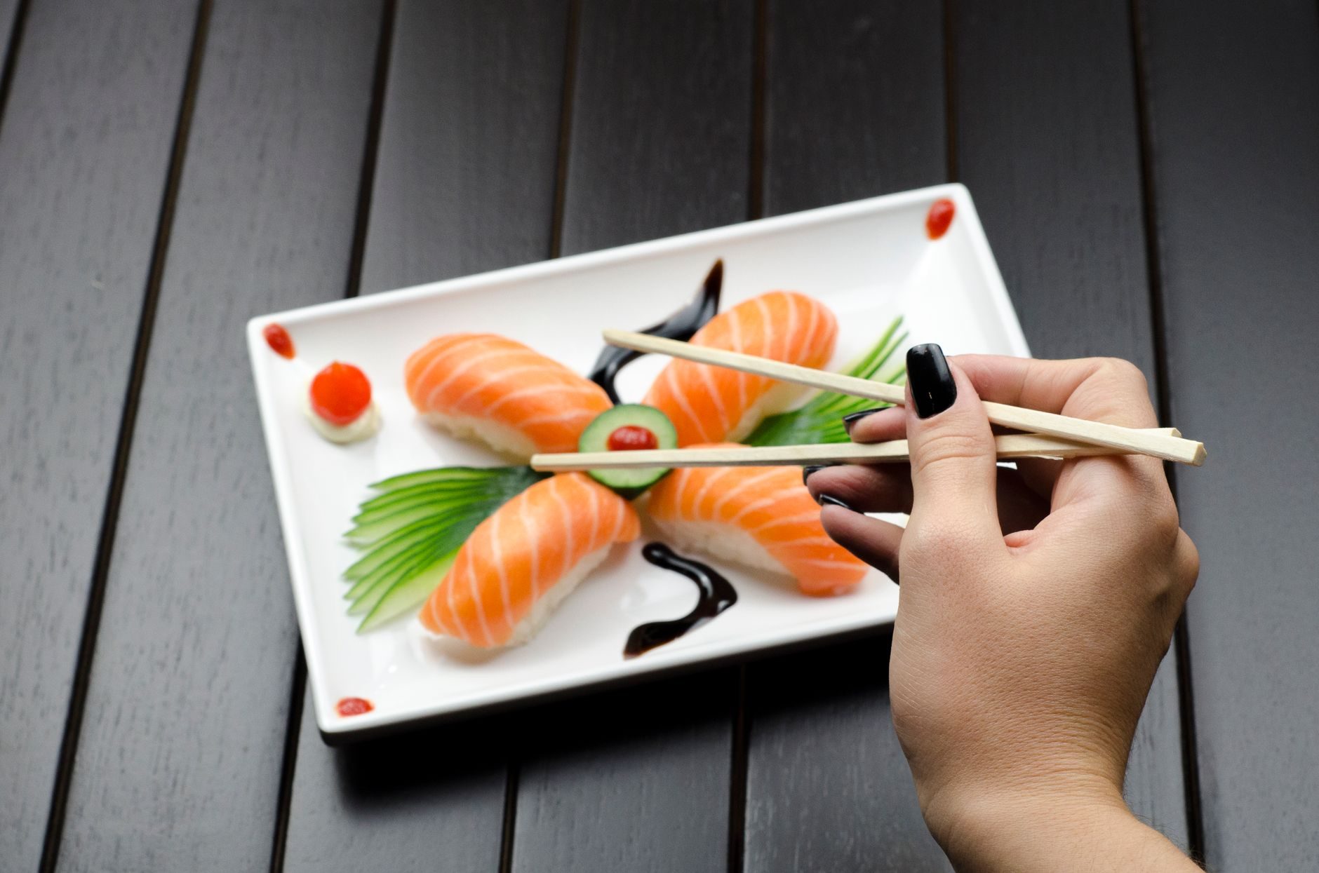 zestaw nigiri na drewnianej desce z imbirem i wasabi