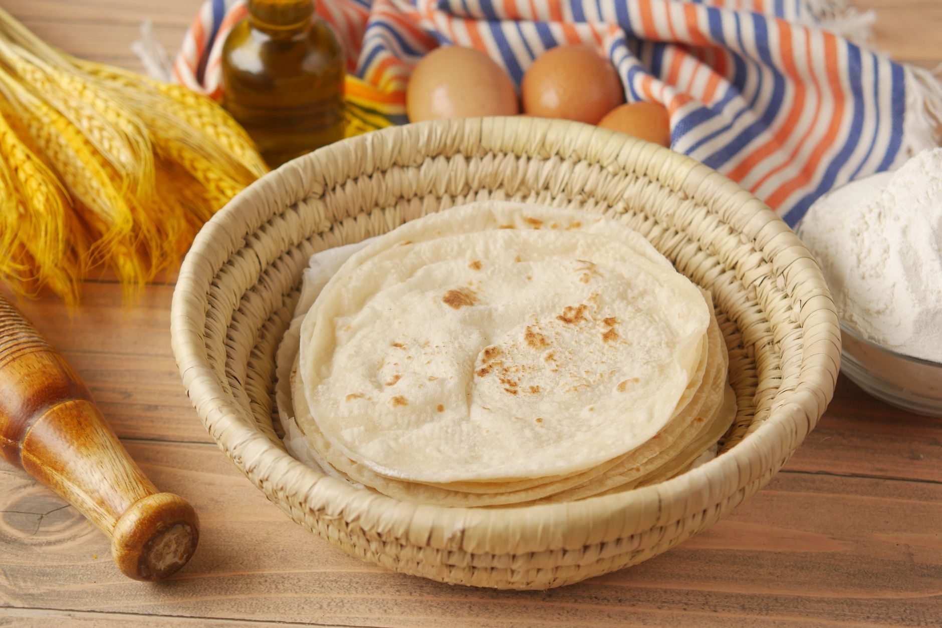 Roti z curry z kurczakiem na talerzu