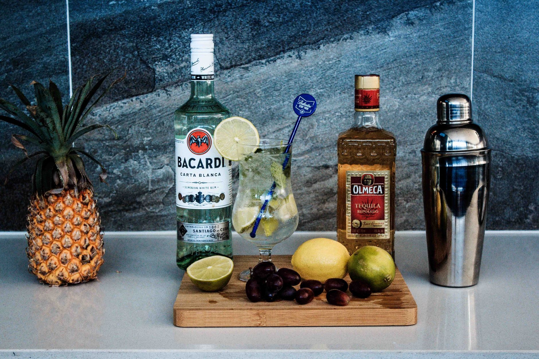 Rum punch w szklance z limonką i lodem