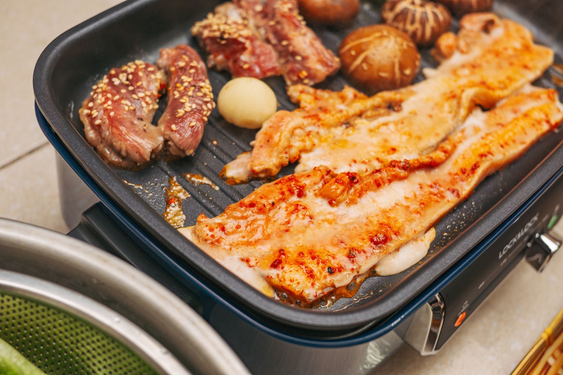 skwierczący boczek na grillu stołowym z sałatą i ssamjang obok