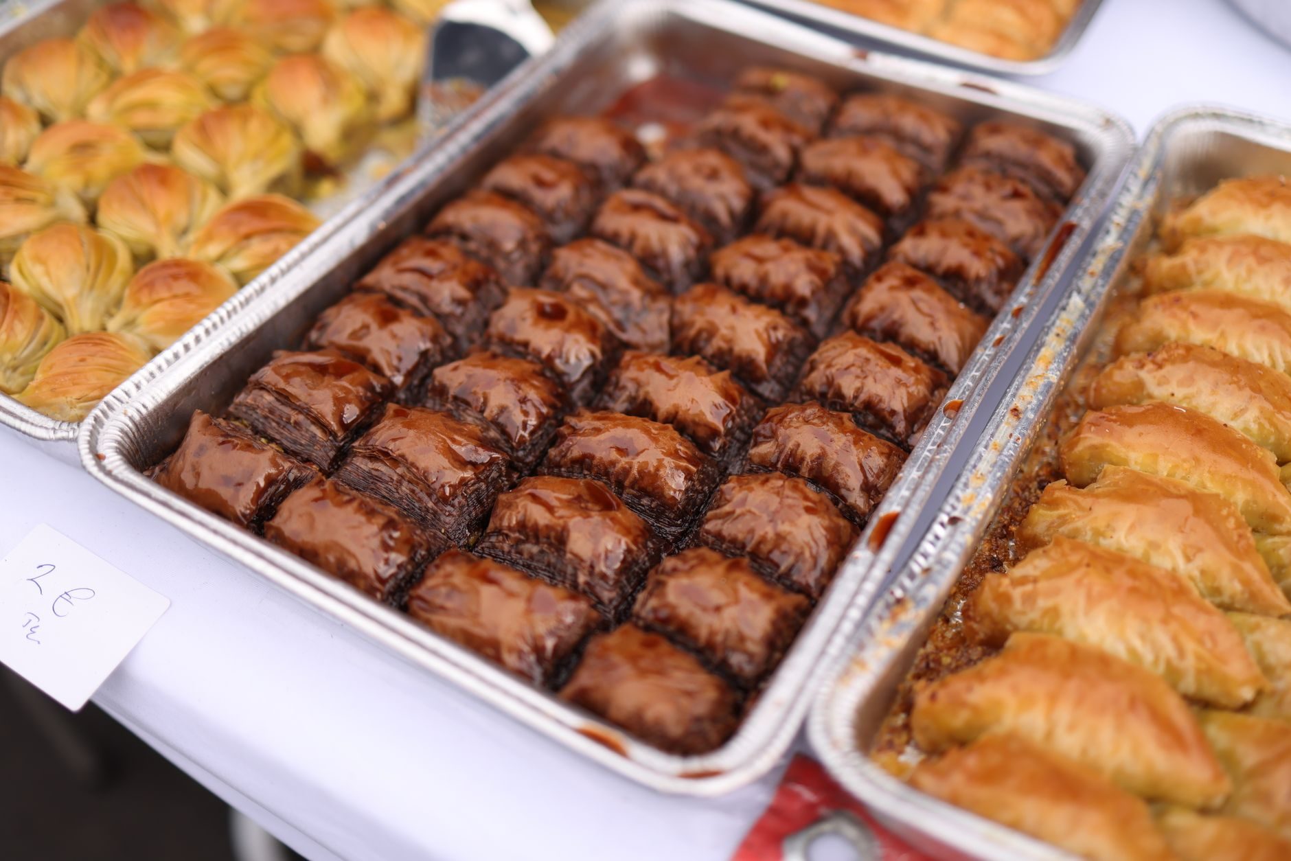 Baklawa z pistacjami na tacy