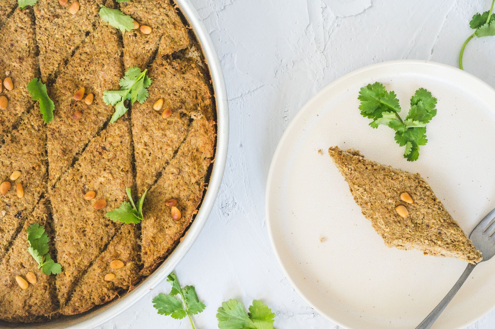 Kibbeh smażone i nayeh na talerzu