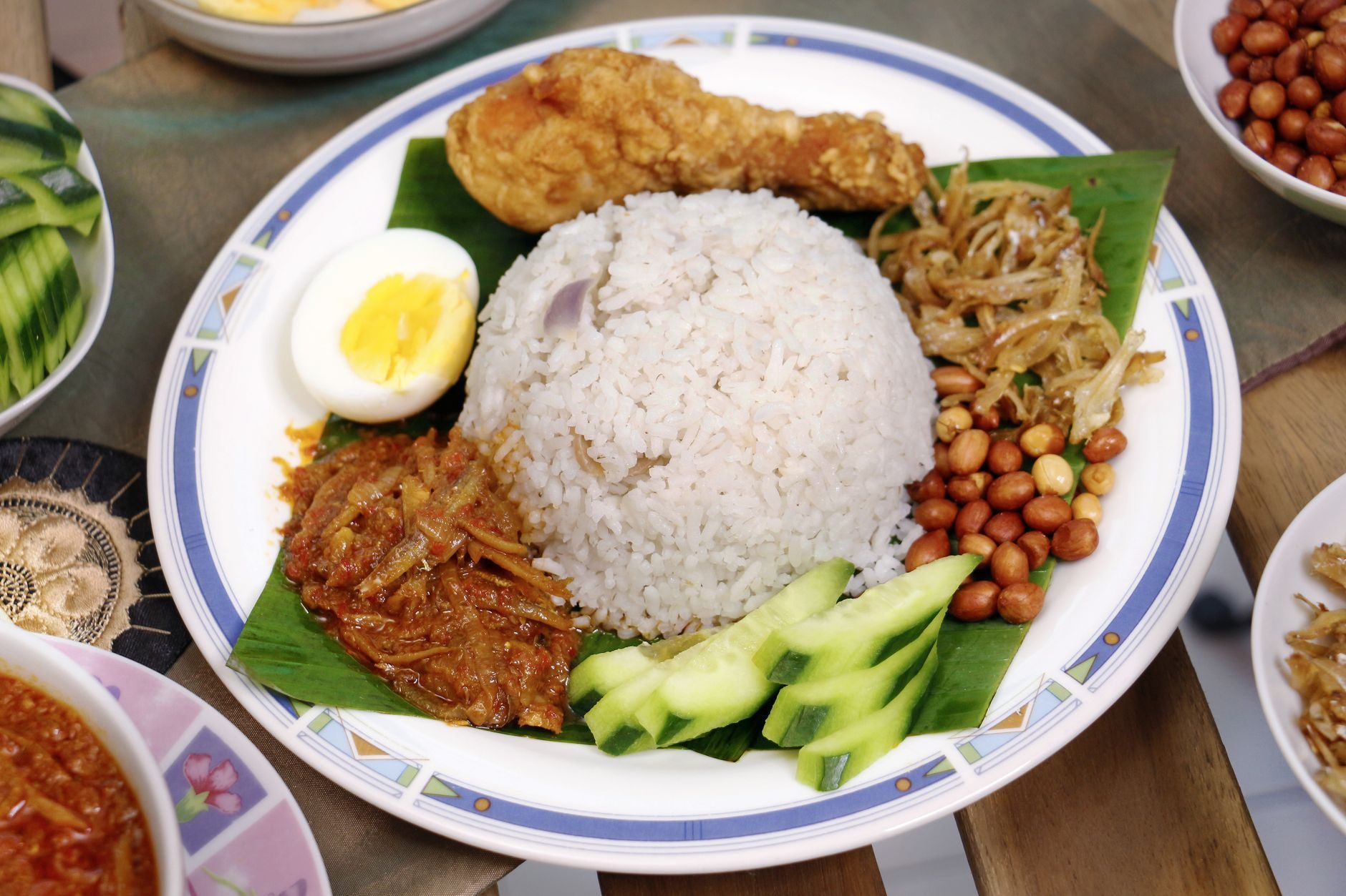 nasi lemak na liściu bananowca z ryżem kokosowym, sambalem, jajkiem i orzeszkami