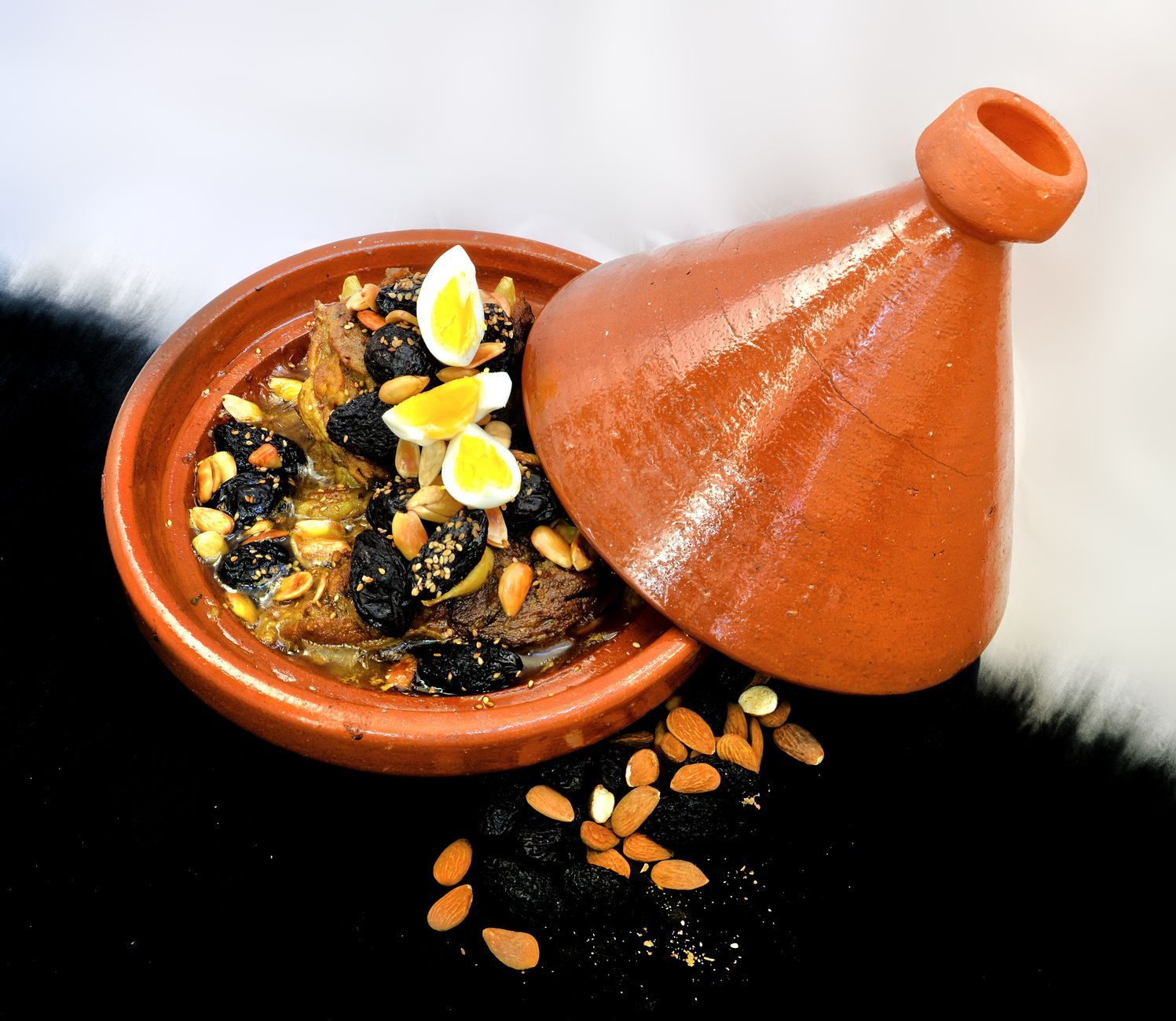 Tajine z kurczakiem i cytryną w glinianym naczyniu