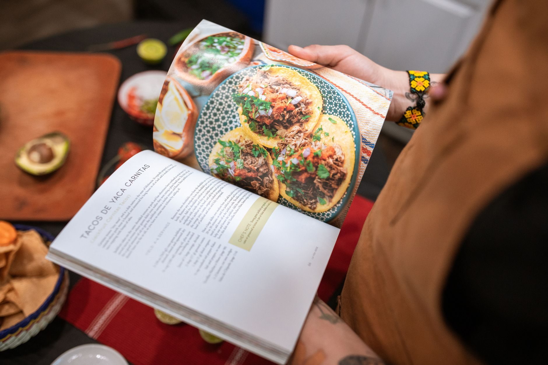 Cochinita pibil z różową cebulą na tortilli