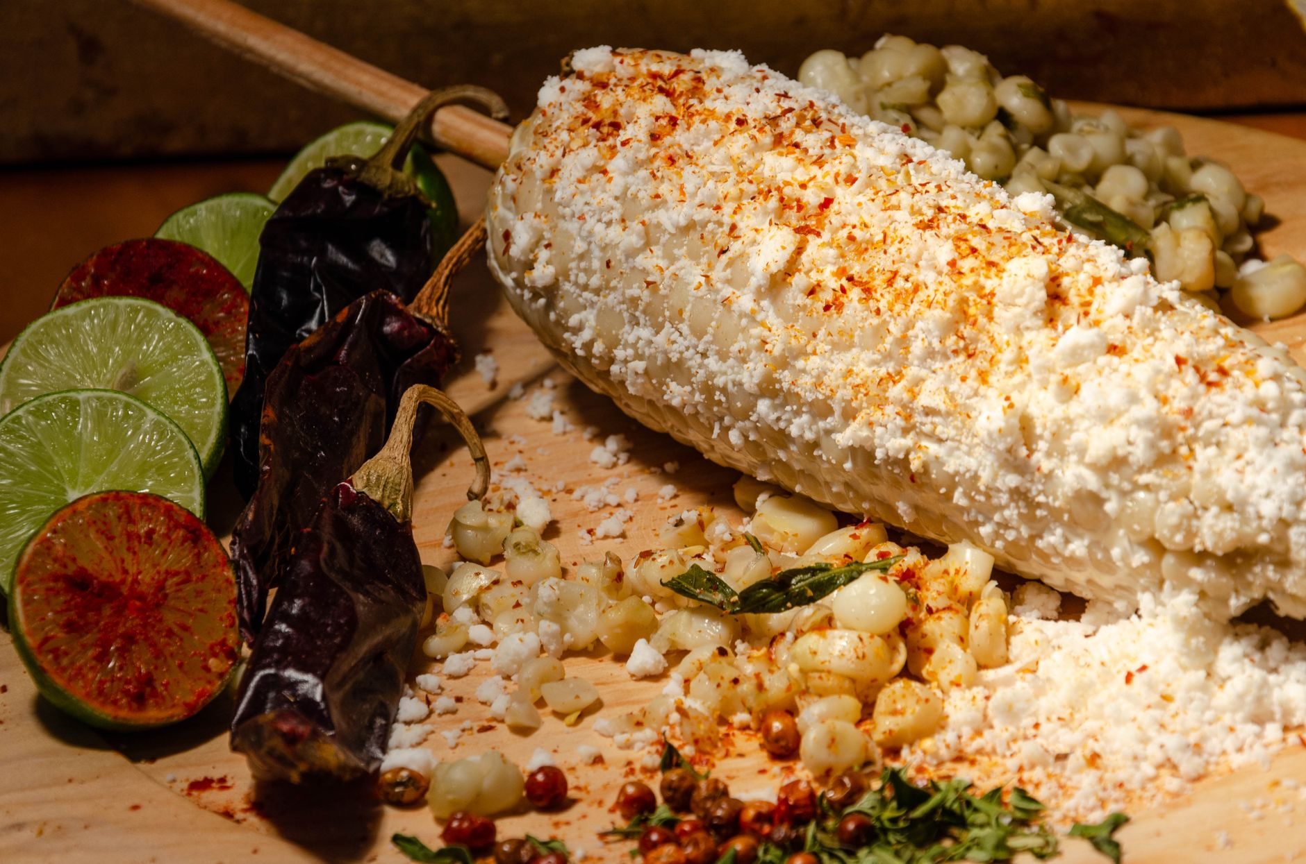 Elote z majonezem, crème, chili i serem na patyku