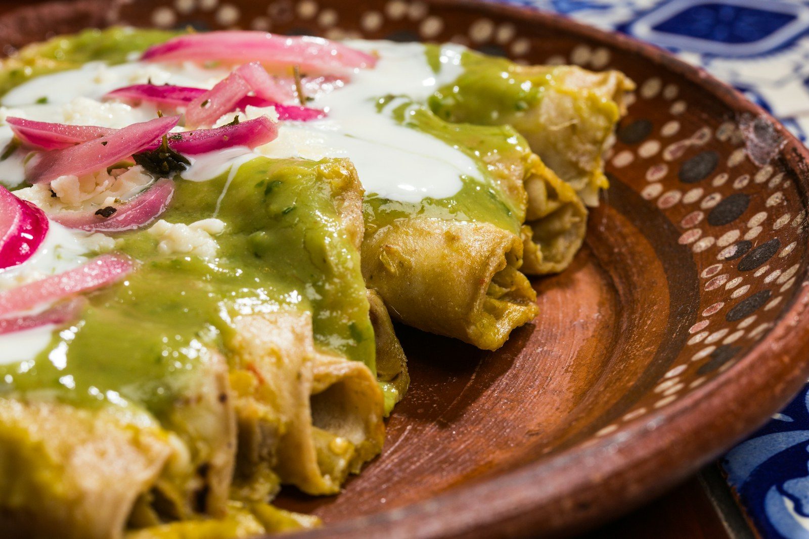 Zapiekane enchiladas w czerwonym sosie z serem na wierzchu