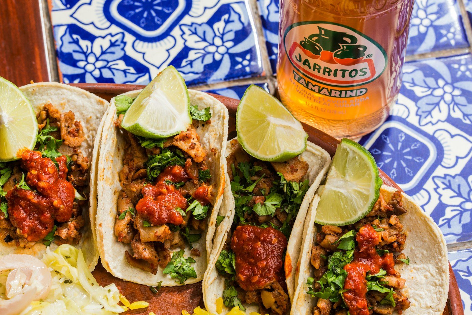 Tacos al pastor na kukurydzianej tortilli z ananasem i kolendrą