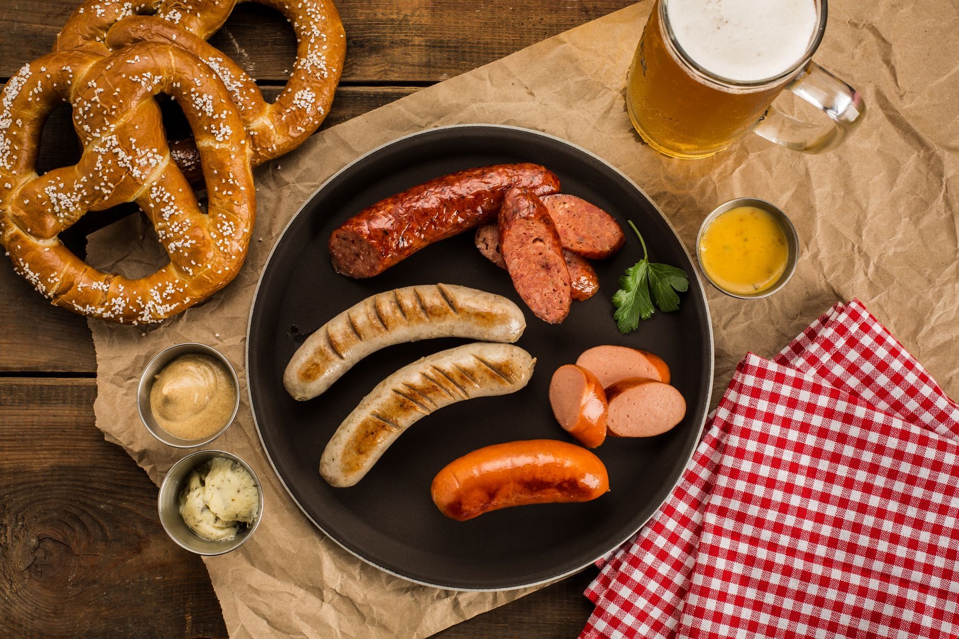 pokrojona kiełbasa w czerwonym sosie curry z frytkami na tekturowej tacce