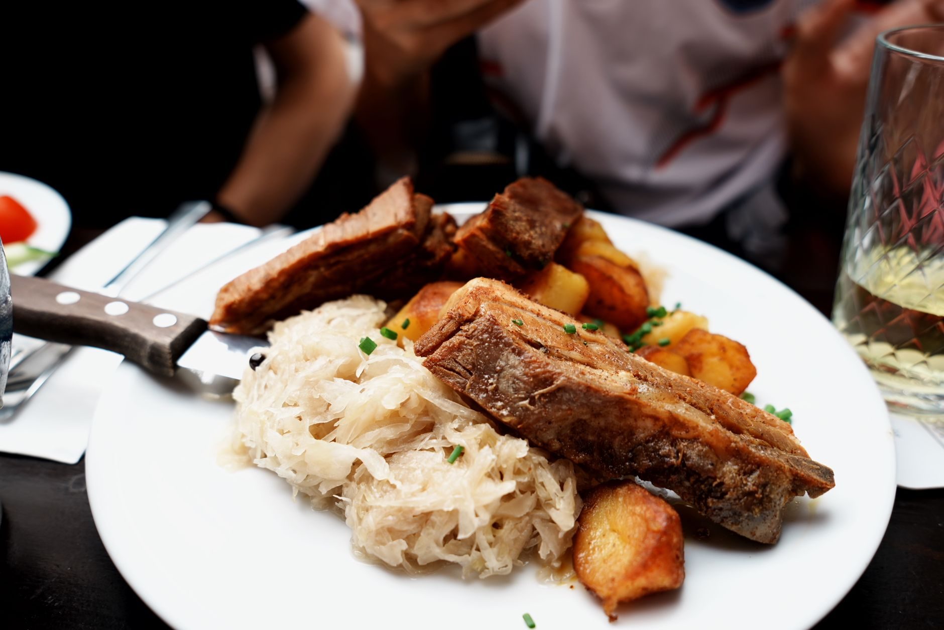 plastry ciemnej pieczeni w sosie z knedlem i modrą kapustą