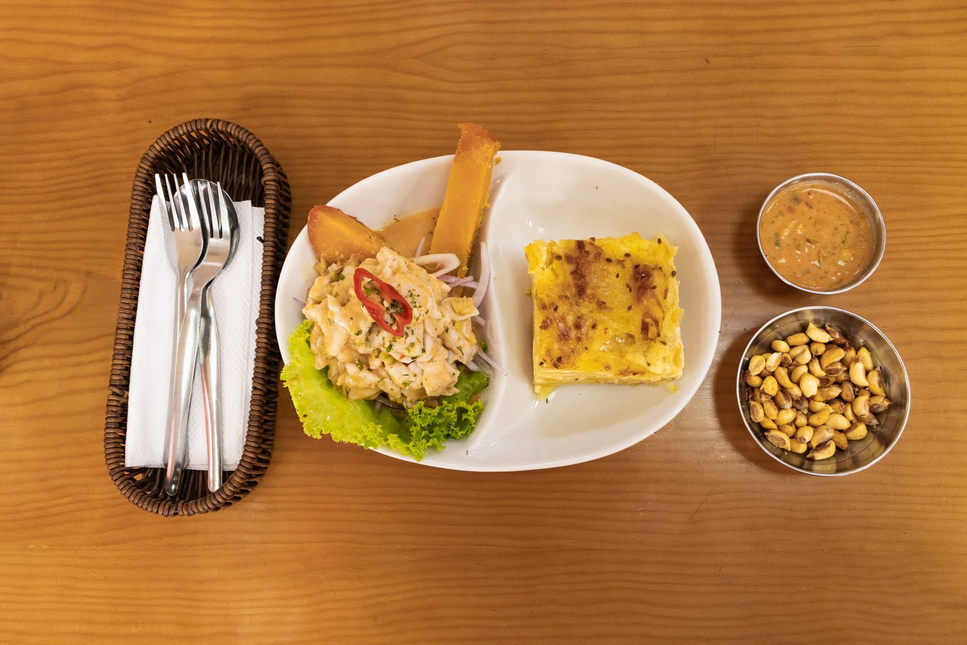 Aji de gallina z ryżem, oliwką i jajkiem