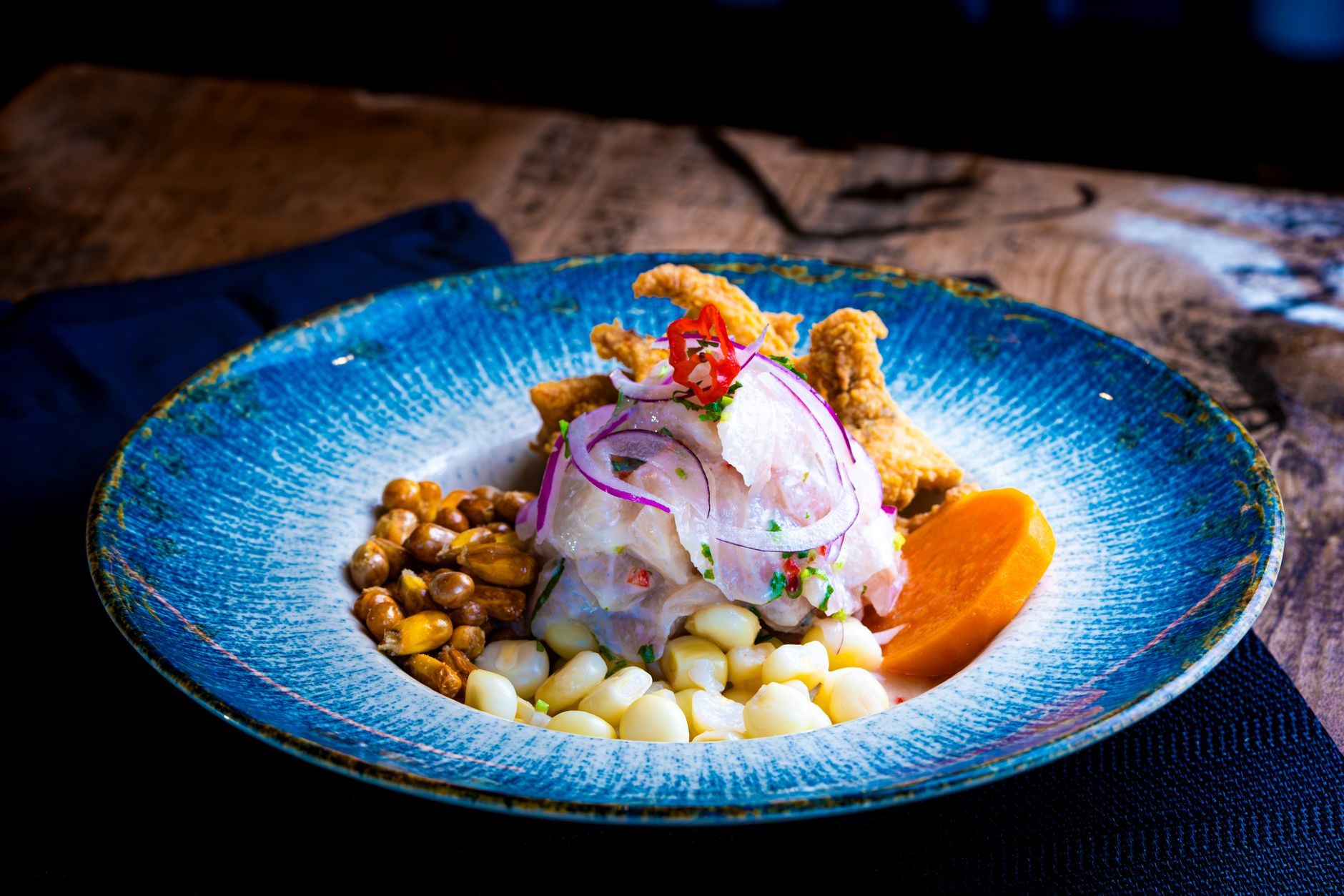 Ceviche z białą rybą, czerwoną cebulą i batatem