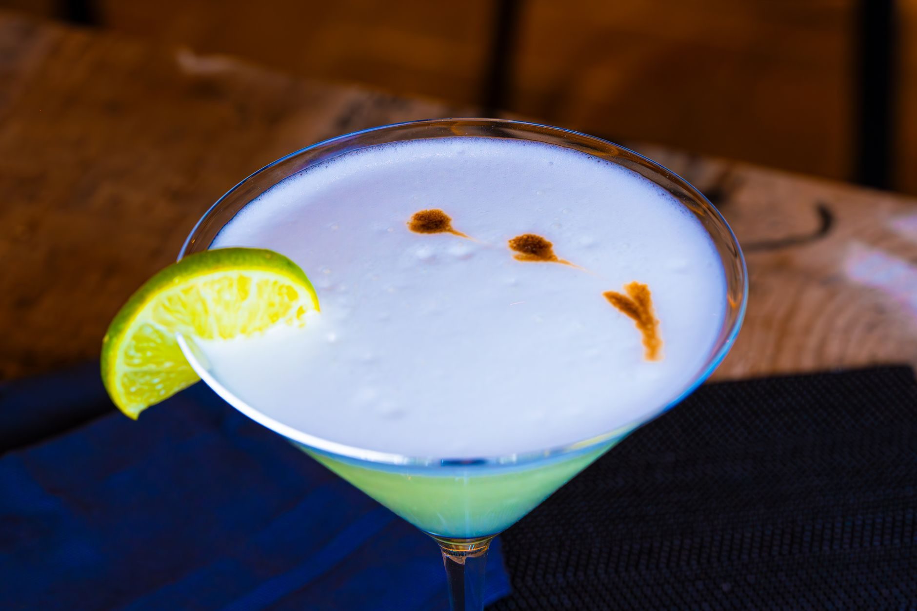 Pisco sour z kremową pianką w kieliszku